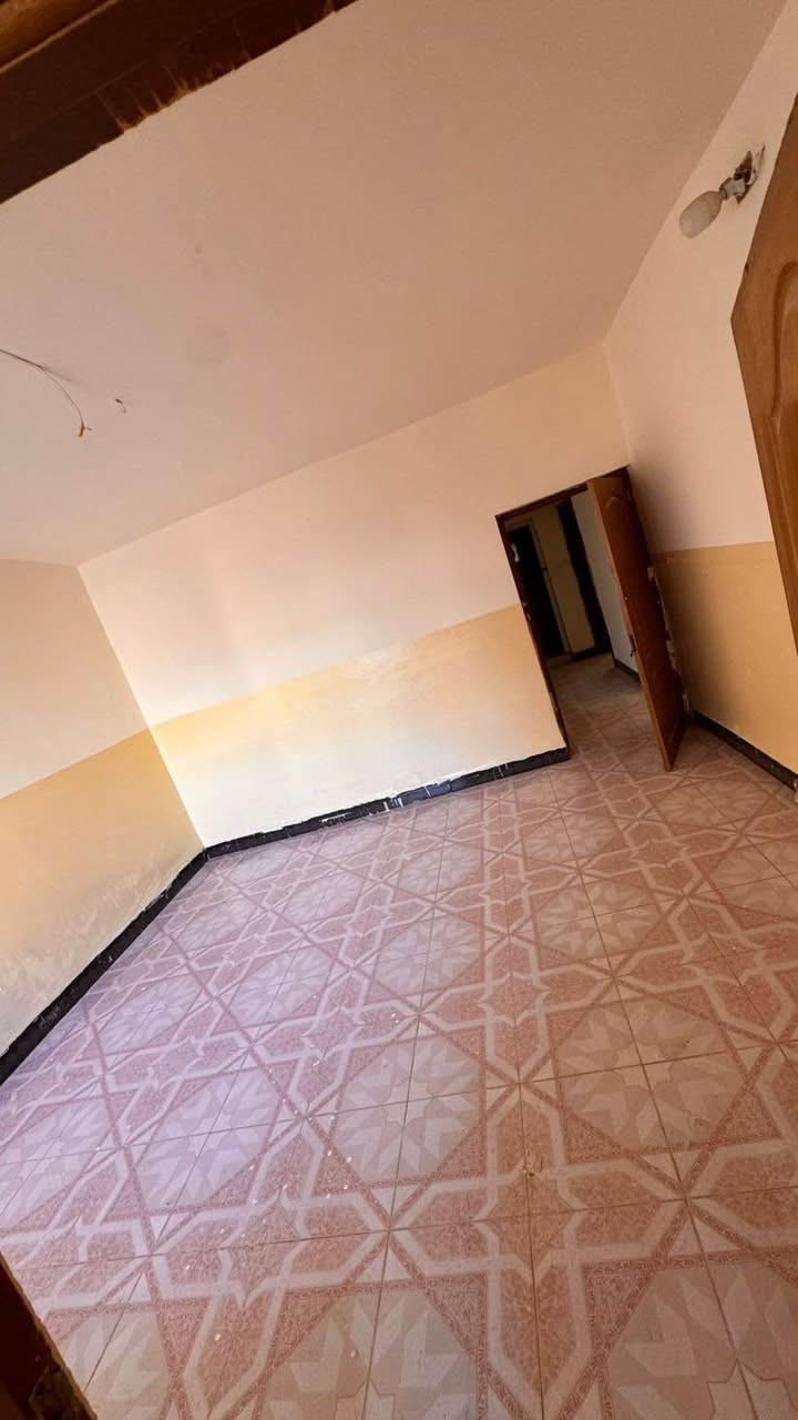 دار للبيع في حي الخضراء، موقع قريب من مدرسة الجوادين وموقف الكوسترات، قريبة من جميع الخدمات.

تفاصيل البيت:

الطابق الأول:
 • غرفتين نوم
 • غرفة استقبال
 • مطبخ
 • حمّام داخلي
 • حمّام خارجي

الطابق الثاني:
 • غرفة نوم سويت
 • صالة
 • مطبخ

المساحة: 200 م²
الطابو ملك صرف باسم شخص واحد

للاستفسار الاتصال بصاحب الدار (***********) كركوك, العراق
