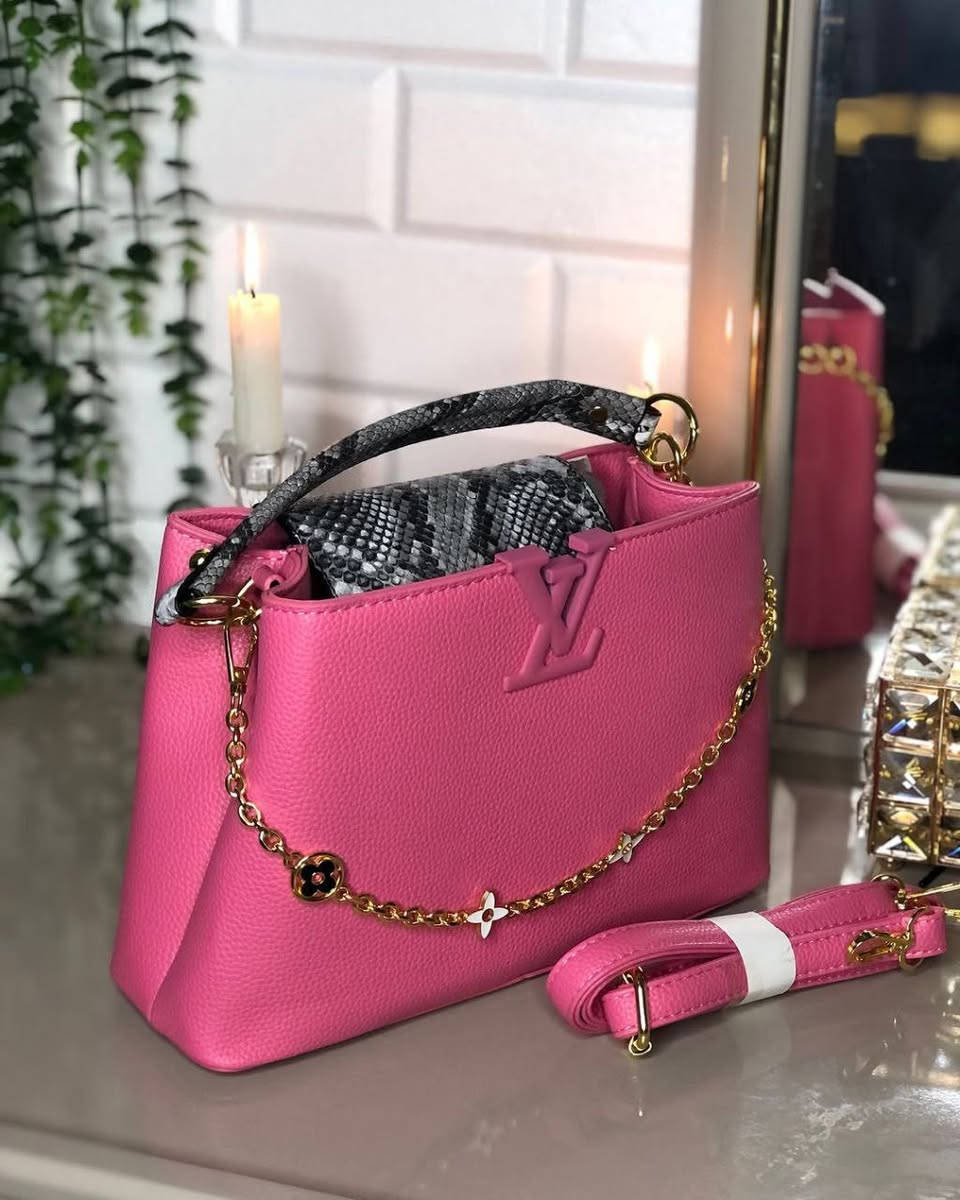 حقيبة Louis Vuitton الفاخرة – عنوان الفخامة والجاذبية.

بتصميم أنيق من الجلد الطبيعي بنقشة جلد التمساح الفاخرة، تجمع هذه الحقيبة بين الرقي والقوة. مزينة بشعار LV المعدني الأيقوني ولمسات ذهبية تضيف لمسة ساحرة لكل إطلالة. مثالية للمرأة العصرية التي تبحث عن التميز في كل تفاصيلها.

قطعة فنية تعبّر عن ذوقك الرفيع وأناقتك اللافتة. هل ترغبين أن أجهز وصفاً قصيراً لوسائل التواصل أيضاً؟


**إذا كنت صاحب هذا الإعلان وتريد حذفه لأي سبب، رجاءا أرسل رسالة إلى الدعم الفني**