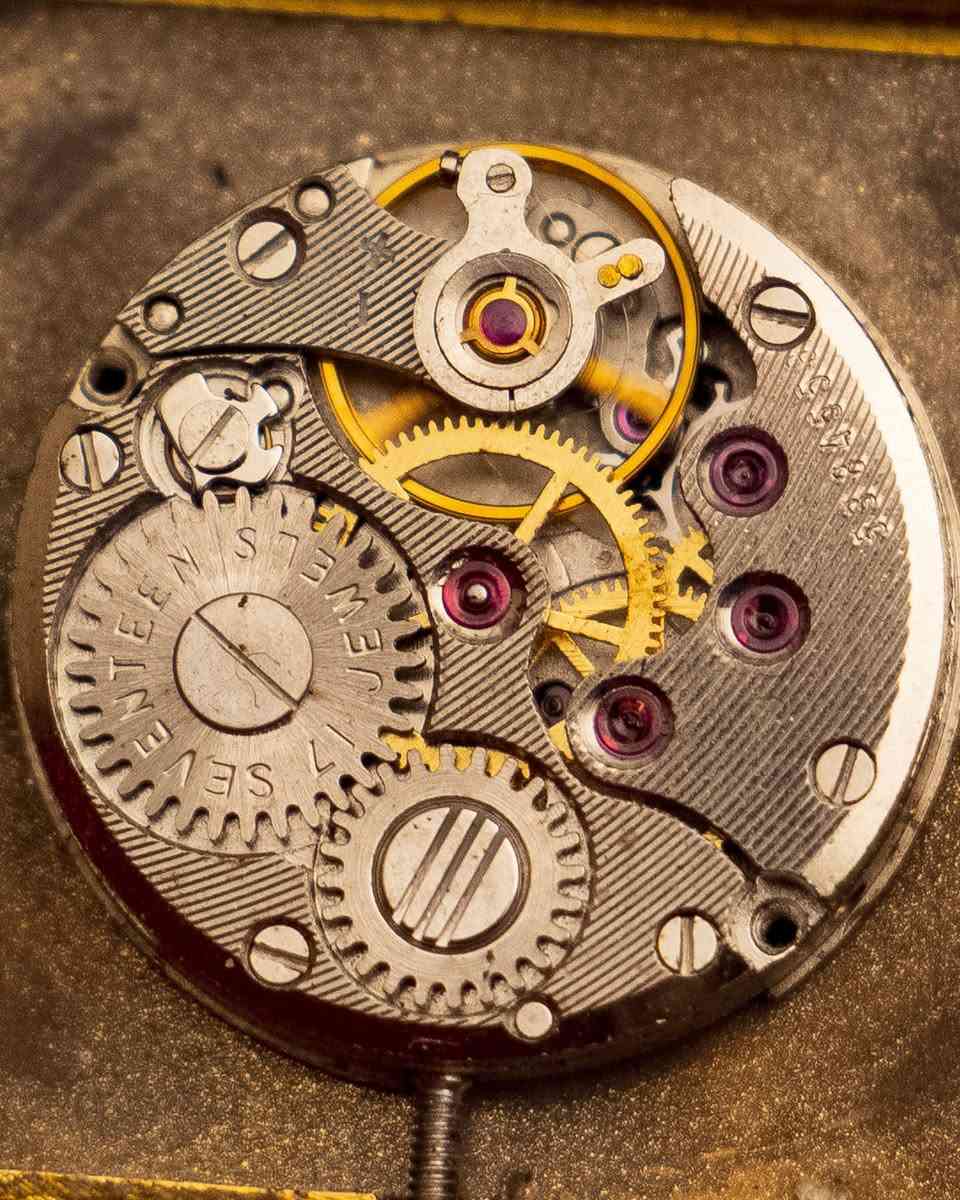 CORTEAL 17 JEWELLERY TANK 1960
من التصاميم الشهيره والآيقونيه ديزاين كارتيه تانك من شركه كورتيال 
تصميم كلاسيكي بعلبه مستطيله وأرقام رومانيه 

🕟 ميناء بلون الشمبانيه جدا مميزه وأنيقه

🕟 ماكنه تعمل بنظام اللف اليدوي ( ميكانيك -كوك)

🕟 17 جوهره
🕟الرقم المرجعي 9384556

🕟 زميلك زفير أزرق 

🕟طلاء ذهبي

🕟سير جلد طبيعي أصلي متناسق مع هذا النوع من التصاميم 

🕟 تصميم كارتيه تانك مستوحاة من الدبابه الفرنسيه

🕟 ارقام رومانيه مع نظام ميلين 

🕟قطر الساعه كلاسيك

🕟نتعذر عن عدم ذكر السعر لتجنب الحظر 

خدمه توصيل متوفره لجميع محافظات العراق 
#ساعت_شیک
#ساعات_فخمه #vintagewatch #rolex #explore


**إذا كنت صاحب هذا الإعلان وتريد حذفه لأي سبب، رجاءا أرسل رسالة إلى الدعم الفني**