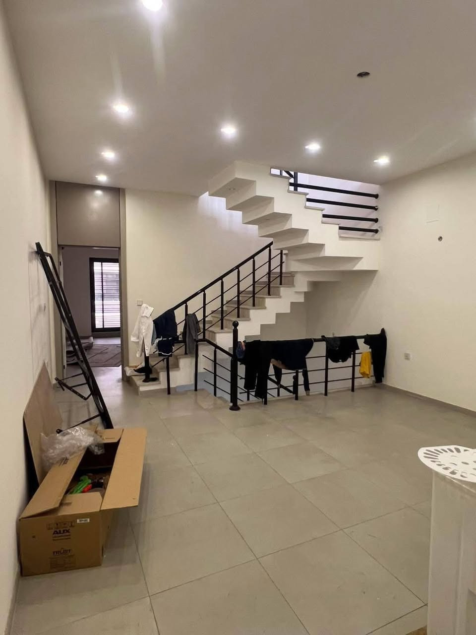 السلام عليكم ورحمة الله وبركاته
🏡 بيت للبيع – بناء جديد 2025
▪️ المساحة: 100 متر مربع
▪️ الواجهة: 5 متر
▪️ النزال: 20 متر
▪️ البناء: درجة أولى – طابقان (زيرو)
▪️ يحتوي على:
3 غرف نوم
صالة ضيوف
3 حمامات
📍 الموقع: منطقة المخابرات، قرب جامع محمد رسول الله، أول فرع مقابل الأربع شوارع.
✨ الدار كما موضح في الصور، موقع مميز وبناء حديث وتشطيبات ممتازة.
📞 للاستفسار والمعاينة، يرجى مراسلة الصفحة أو الاتصال على: شركة الإنجاز للعقار والمقاولات العامة
*********** (متوفر واتساب)
