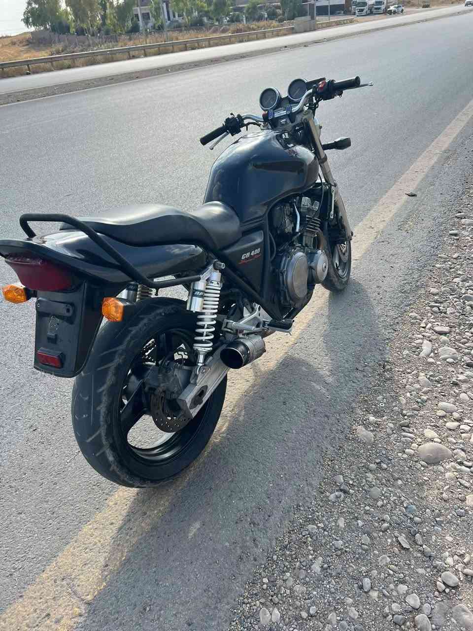 السلام عليكم ❤️
هونداCB400
دراجة حلوه 
محرك نار وشرار🔥🔥🔥
للاستفسار الاتصال.***********

