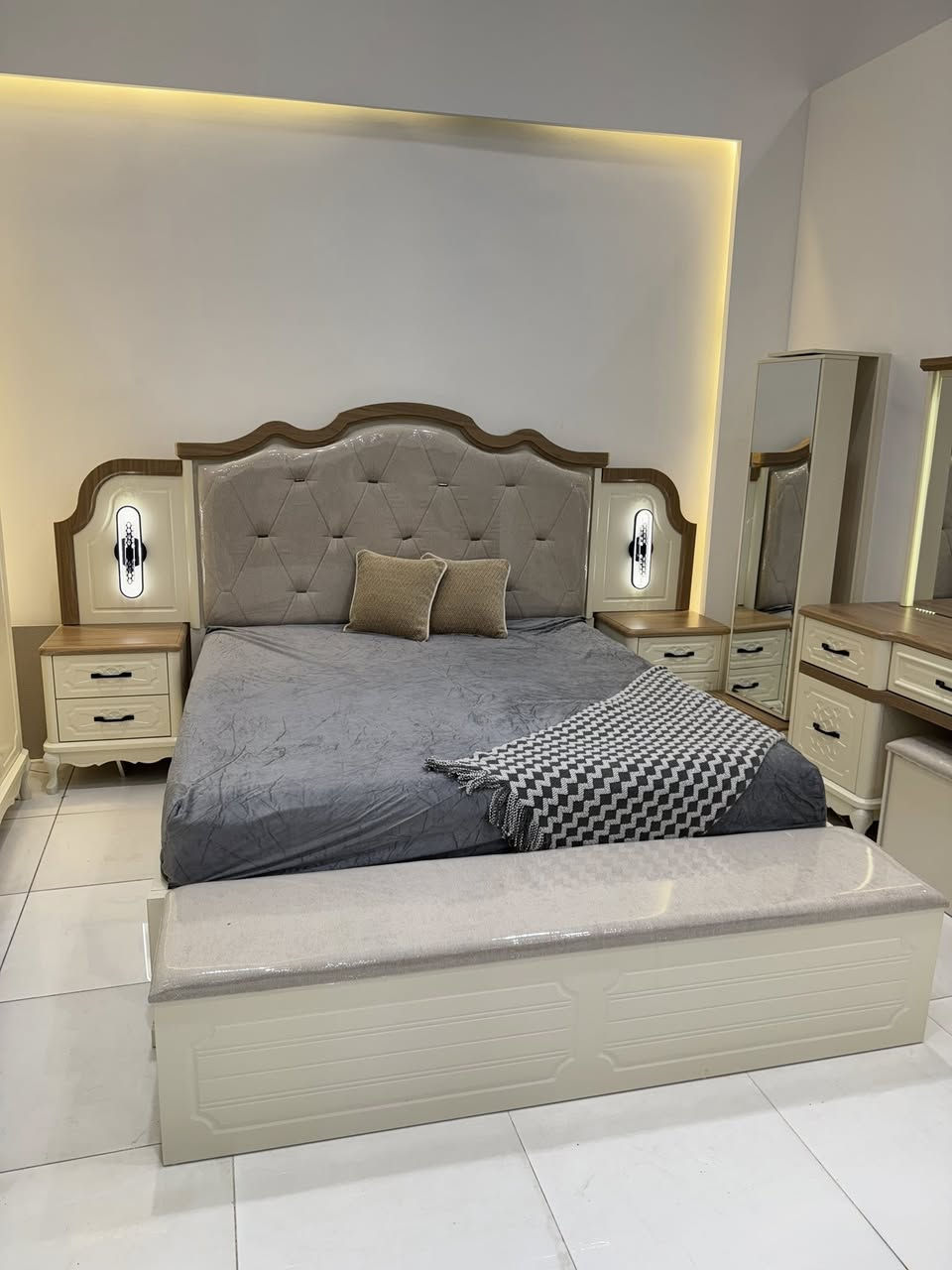 #دارك_مول_للأثاث

غرفة هادئة كأنها قطعة من نور، يلتقي فيها نقاء الأبيض بدفء الخشب، فتمنحك إحساساً بالراحة والأناقة في كل زاوية 🪵

غرفه تركيه 11 قطعه بجوده عاليه ومتانه وراحه

   صناعه تركيه🇹🇷
📍 كربلاء_طويريج_الحولي 
📞للتواصل:***********

. #غرف# #أثاث #كربلاء #بابل #النجف #بغداد
