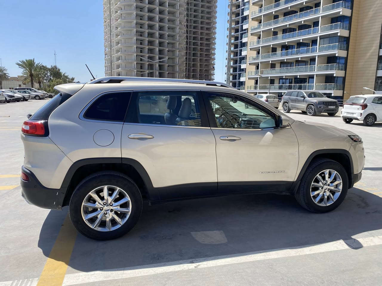 جيب شيروكي (بزون)
موديل 2015 فئة ( LIMTED)
اللون ذهبي 
بدون ايرباك
محرك 6 سلندر 3200 cc
ماشية 132.000 كيلومتر
دفع رباعي 4*4
كامل المواصفات تجي بدون فتحة سقف
اطار ويل كب حجم 18
الگير 9 نمر 
4 انظمة قيادة 
قطعتين تبريد
مقاعد جلد
المقاعد الامامية تدفئة وتبريد
مقعد السائق كهرباء
تدفئة بالستيرن 
رادار امامي
تحذير النقطة العمياء
مانع تصادم
12 حساس امامي وخلفي
اوتو بارك 
اوتو ستوب
هاند بريك كهرباء
مثبت سرعة
 تشغيل عن بعد 
الصندوق كهرباء
*الضرر في امريكا* 
قبغ جنطة خلفية ومبدليها بدون اي ضرر للايرباك
واكو طخة اثناء التحميل بالشباك الامامي وعلى اثرها مصبوغ اقل من ربع البنيد
*الضرر في العراق*
طخة في اعلى جاملغ السائق ومعدلها عالبارد يم المندلاوي
طخة في باب جنب السائق ممعدله
واكو كم تلحيظة بسيطة في باقي اجزاء السيارة ( للامانة) 
السيارة يحتاجلها شوية ترتيب وتكون كاملة
السيارة باسمي وتحويل مباشر 
(السعر (12.500$ )
السيارة موجوده في بغداد - المنصور
متواجد بعد الساعة 4 عصراً 
للتواصل ***********
