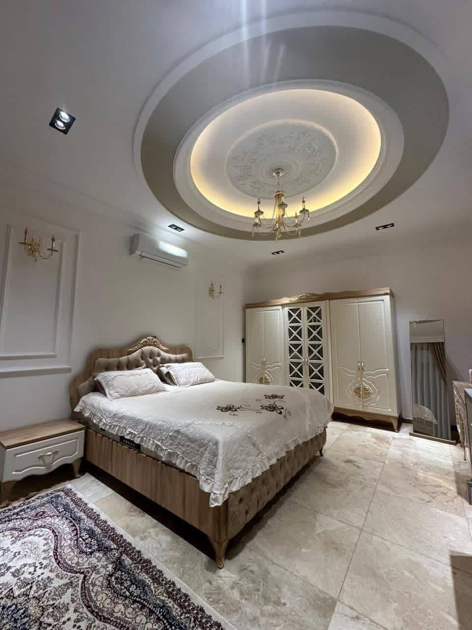 🏡 دار سكن VIP للبيع – فرصة ذهبية 🏡
📐 المساحة: 180 متر – سند مستقل
🔹 الواجهة: 6.60 متر
🔹 النزال: 30 متر
🔹 البناء: حديث درجة أولى – ملك صرف
🔹 مؤثث بالكامل بنظام أوروبي

محتويات الدار:
• كراج سيارة + حديقة أمامية
• استقبال سويت + حولي كبير
• مناور عدد 2
• خدمات متكاملة
• 4 غرف نوم نظام سويت
• حديقة صباحية
• أرضيات مرمر + سيراميك إسباني
• أبواب تركية + شبابيك ألمنيوم سلايت
• إنارة مخفية (LED)

📍 الموقع: حي البنوك – خلف الفتلاوي — مقابل الدار لا يوجد جار

📞 للاستفسار الاتصال:
***********
***********
أو مراجعة مكتب عباس للوساطة العقارية – شارع الكنيسة
