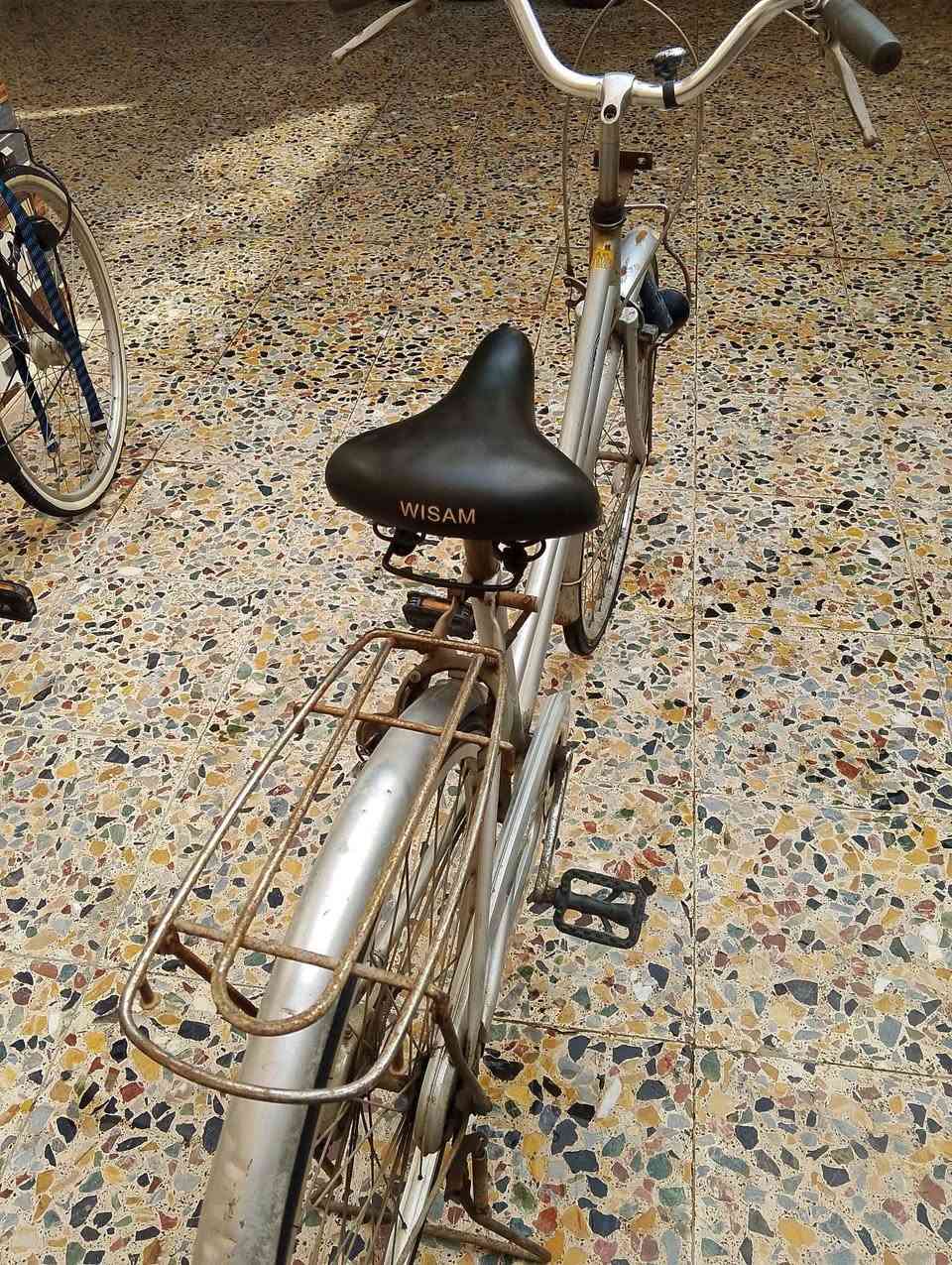 سلام عليكم بايسكل ( بناتي )
للبيع عنوان كمالية شارع جامع 

للاستفسار ***********
