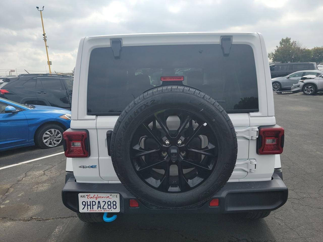 السلام عليكم جيب لانكلر صحاري موديل 24 فول الفول بلاك توب هايبرد وشحن وبانزين قماره  تنفتح وتنسد حادثه موضح بالصور سياره حاليا بعمان الحره تباع على وضعه تدخل على أربيل معفيه كمرك فقط رقم ونقل تدفع السعر 175 بيه مجال بسيط المراسله على الرقم ***********
