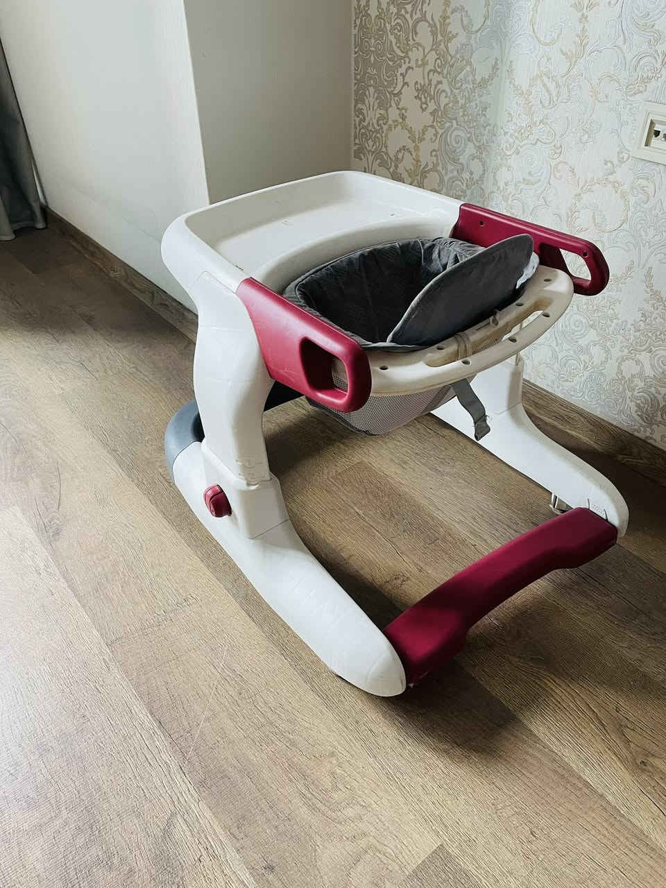 عربةاطفال متعددة الوظائف من كومفرت تحتوي على دبلات وتكبير وتصغير من عمر ٦ اشهر  الى ٣ سنه ماركة Bbbabc نظيفه جداً 
السعر 75 الف 

حوض استحمام للاطفال من ماركة تشيكو ايطالي المنشأ نظيف جداً السعر 35 الف 

للاستفسار الاتصال على 
*********** واتساب
