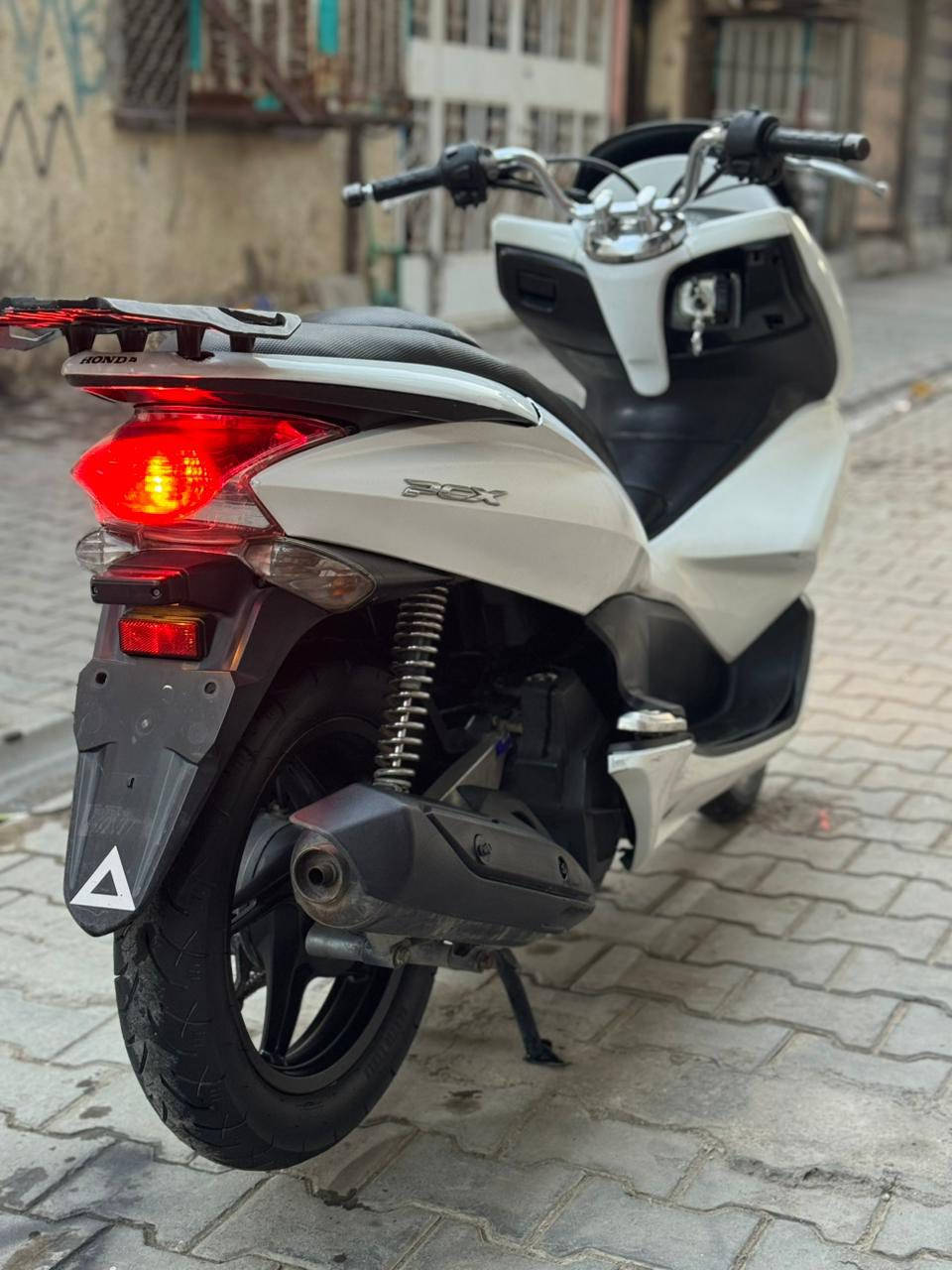 السلام عليكم للبيع دراجه pcxجيل الاول  دراجة مال رمبه ماخذها رمبه الدراجه وأعلى ايدي حجم مكينه 150ياباني الاصلي دراجه جديده مال جناي وعلئ ايدي لون مميز 
ياباني الاصلي دراجه كامله أستان كهربائي حساس ازدحام حرف Aدراجه جديده الدراجه مكينه لوك شلعه معدل خير من اللّٰه دراجه تكول جديده بمعنئ الكلمه واحلا من الصور مال جناي المكان بغداد دراجة مكفوله اي نقص مابيه السعر مليون 450
وبيها مجال بسيط  
اي استفسار ***********
