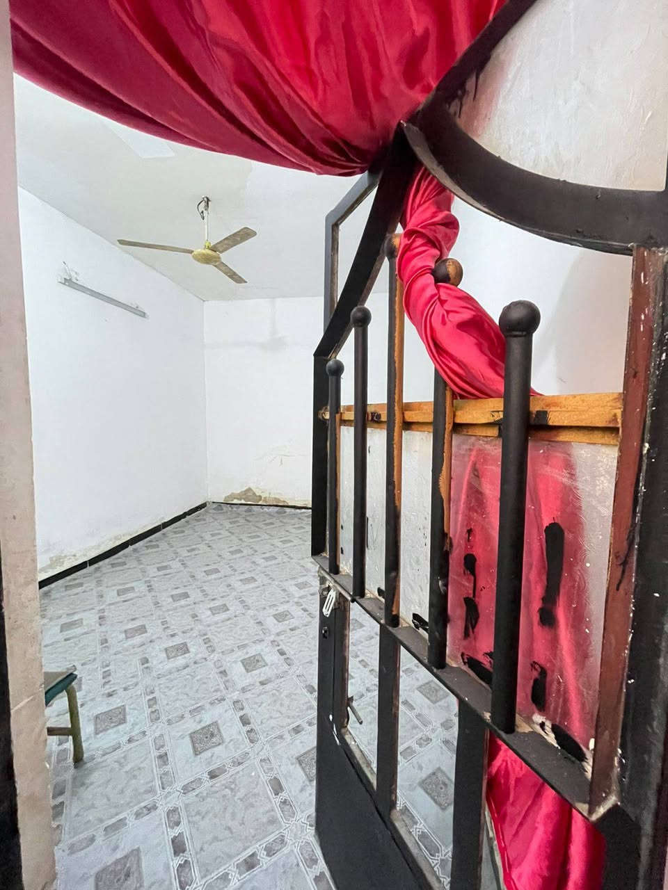 بيت للبيع المساحه 100 متر العنوان حي طارق الوسط الزراعي مقابيل اركان ابو الانشائيه وره شارع ال15 سعره مناسب ب29 وبي مجال قليل سطح شتايكر جديد الاستفسار ع الرقم ***********
