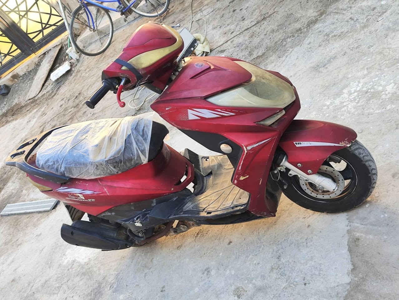 السلام عليكم دراجه سكنس محرك ماكس ياباني  شغاله سلف هندر السعر  كهربياته شغاله السعر 250 بيه مجال مكاني بابل شارع 60 رقمي ***********
