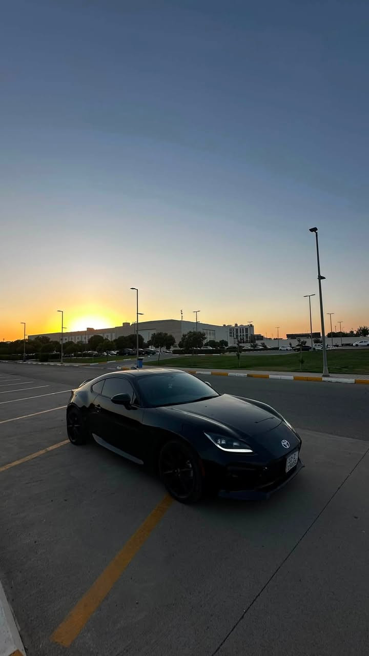 للبيع او المراوس سلام عليكم شباب..
للبيع الوحش الياباني الرياضي Toyota GR86 Premium موديل 2024، فئة البرميوم (أعلى مواصفات بالشركة)، سيارة مميزة جداً بالأداء والمظهر وجاهزة للاستخدام مباشرة.
مواصفات السيارة:
 المحرك: 2.4L بقوة 228 حصان (تنفس طبيعي).
 ناقل الحركة: أوتوماتيك (كير أوتوماتيك مع شفتات بالستيرن Paddle Shifters للمتعة الرياضية).
 الدفع: خلفي (RWD) مع نظام Torsen® محدود الانزلاق للثبات والمنعطفات.
 الممشى: 30 ألف كيلومتر فقط.
 المظهر الخارجي والداخلية:
 ويل 18 بوصة بلون أسود مطفي (Matte Black) الأصلي الخاص بفئة البرميوم.
 سبويلر خلفي رياضي (Duckbill) مدمج بلون السيارة.
 إضاءة LED أمامية تفاعلية بالكامل (Adaptive Headlights).
 كراسي رياضية هاف جلد وخامة (Alcantara) دبل لون مع تدفئة وتبريد الكراسي.
 شاشة رئيسية قياس 8 إنش تدعم Apple CarPlay و Android Auto مع نظام صوتي مطور (8 سماعات).
 كاميرا خلفية وحساسات أصلية.
وضعية الحوادث والضرر (بمنتهى الشفافية):
 البنيد: راجع بارد فقط (بدون صبغ).
 باب السايق: صار بيها حادث هنا بالعراق وتم تبديل الباب بالكامل (تبديل باب وكالة ومطابق بدون أي فروقات أو عيوب).
 الشواصي والارباقات وكالة وسليمة 100%، والسيارة جاهزة من كل النواحي وما تحتاج أي مصاريف.

ملاحظة:
السيارة مظللة ومطلع بيها سنوية والتظليل لمدة سنة و٨٠ بالمية العتم مالته 

رقم الشاصي: JF1ZNBE19R8758297++ صور حادث الباب موجودة بالمنشور

التفاصيل والاتصال:
 مكان السيارة: بغداد، العامرية.
 السعر المطلـوب: 195 وبيها مجال بسيط
 للتواصل والاستفسار: [***********]  موجود اتصاال + واتساب فقطط
