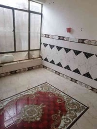 الإيجار مشتمل حي الحكيم   مساحته ١٠٠ غرف نوم وهول  مطبخ بشارع  اسواق ا...