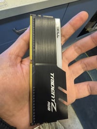 يتوفر رام ٨ جيجا  trident z rgb 2400mhz ddr4 بسعر ٣٥ الف وبيه مجال الع...