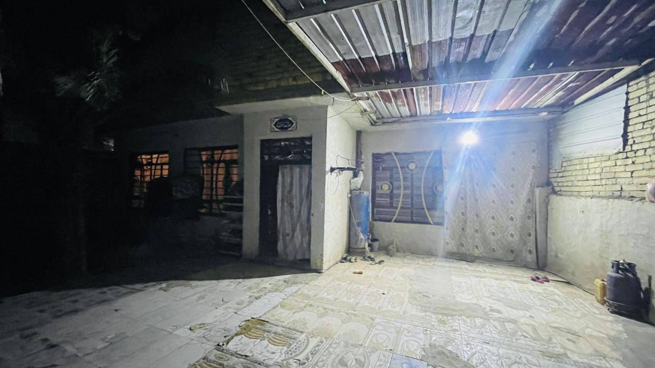 ٢٢٠ متر  بناء طابوك يحتوي على
غرفتين جوه وصاله واستقبال ومطبخ وطارمه ٧٠ متر  والطابق الثاني غرفه ٨ في ٤
وسند ٢٥ وسهم بأسم راعي الارض ماء ومجاري  والكهرباء كله يم الباب 
حي الامامين قرب شارع الحداد
سعر ١٨٠ وقابل للتفاوض
***********
