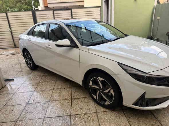 النترا للبيع موديل 2023 خليجي بانزين فقط فول مواصفات 1/1 مكينه 2000 بصمه فتحه ماخذيهه زيرو على ادينه من الشركه حاليا ماشيه 8 الاف بعدهه بلزكات الشركه اول مااخذتهه خلفت الارضيه والكشنات جلد بأسمي هزه وارقام جديده تحويل ثاني يوم مكفوله من الصبغ والتبديل بيهه شخط بالباب وبارد 3 اصابع فقط مكان السياره بغداد 
السعر/185$ وبيهه مجال بسيط 
للاستفسار/***********
