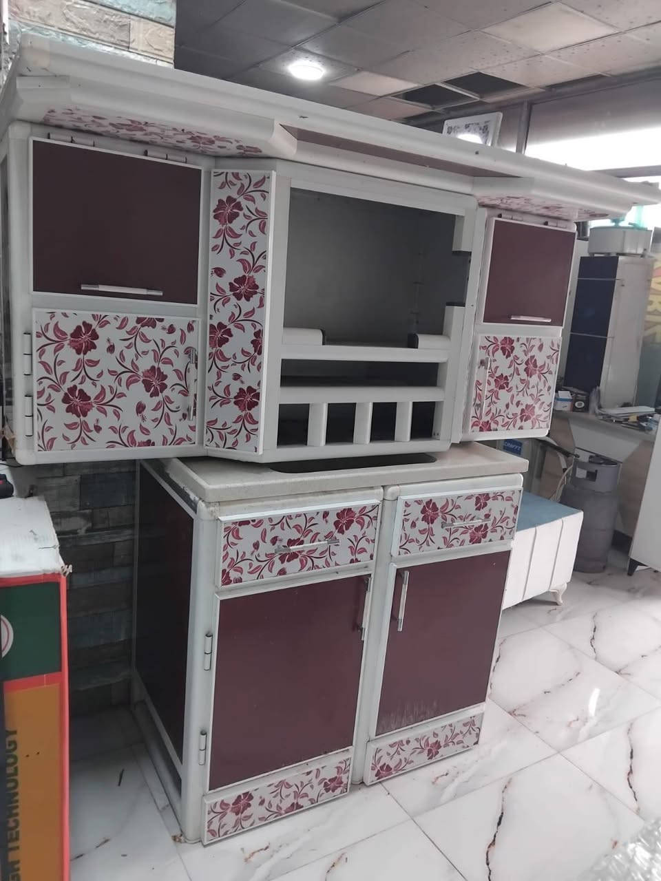 السلام عليكم 
كاونتر فره 3متر سنك متر محلق متر ونص مستخدم نظيف مكان بعقوبه شارع تحرير بهزر مجاور قاعات بيانو مقابيل مستشفى الحياة استفسار ***********
