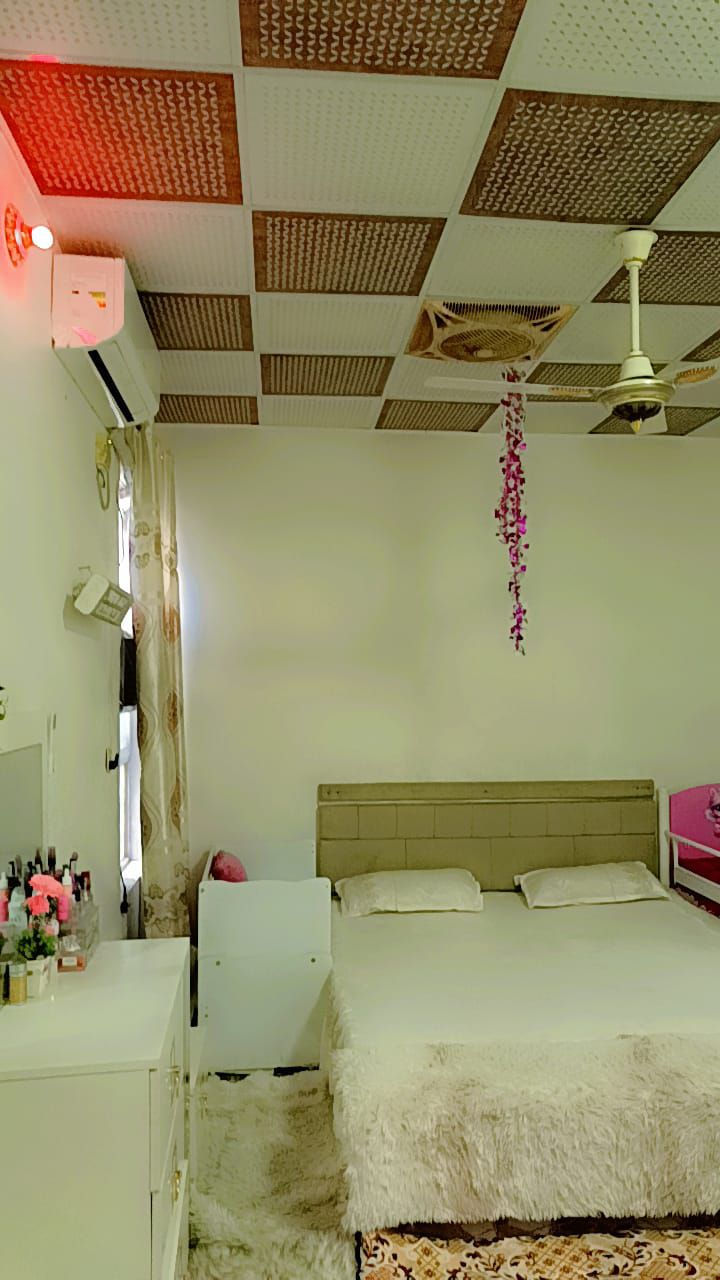 السلام عليكم 
بيت للبيع 🏠
🖊️المساحة 200م
🖍️عرض الواجهة 8امتار والنزال 25متر
البناء طابوق والاساس والسقف صب كونكريت .
- يحتوي البيت على مطبخ  وصالة واستقبال وغرفتين وصحيات داخية وخارجية ومناور عدد 2 
-گراج 
-حديقة🌺🌺💥
-  الشارع تبليط امام المنزل 7امتار 

🏡البيت جميل والجيران ذهب صافي 
العنوان البراكية:- شارع علگم الشبلي قريب على مدرسة آيات الرحمن الاهلية 
السعر 80 مليون قابل للتفاوض 
رقم الهاتف ***********

عنوان البيت:-البراكية
