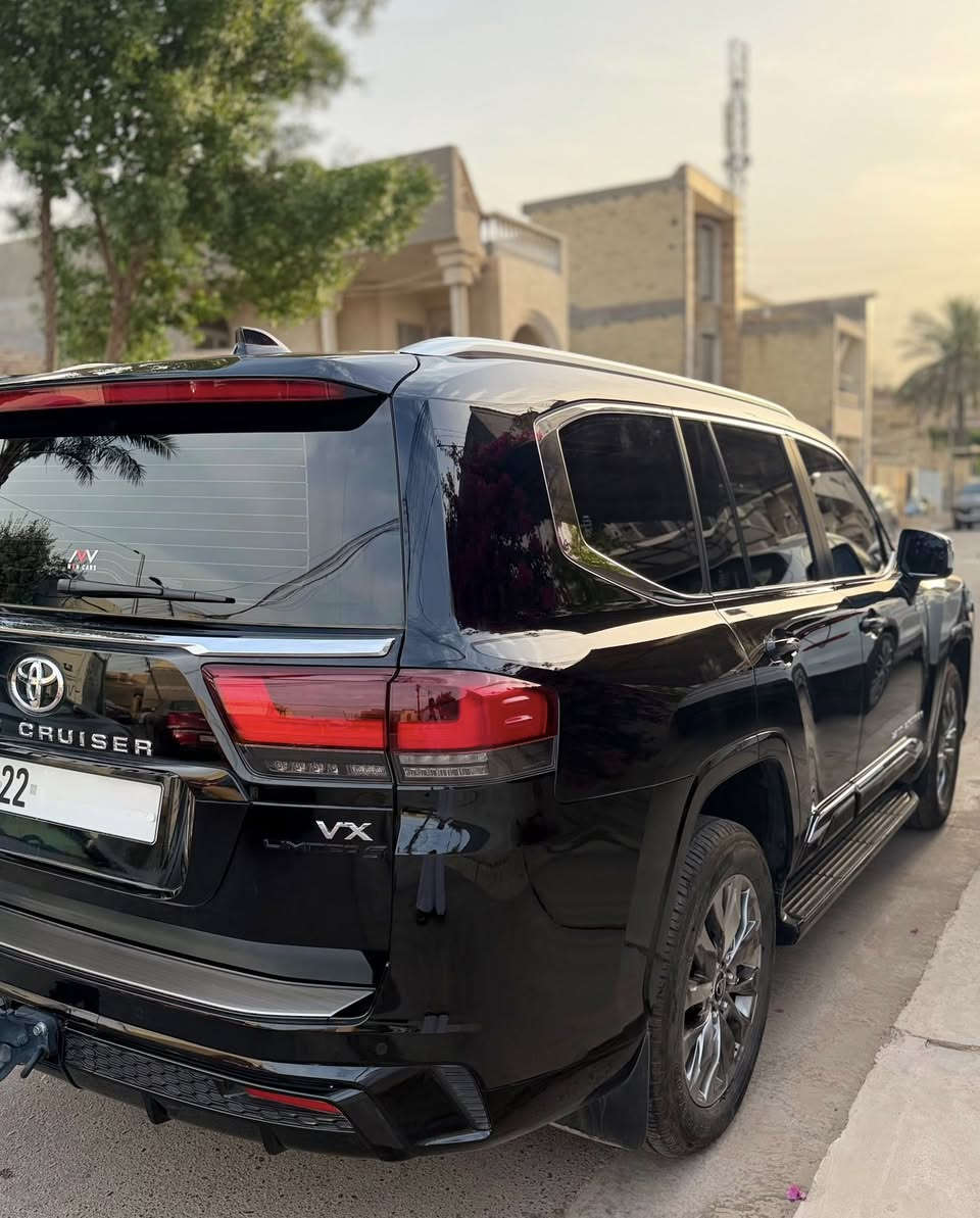 السلام عليكم 
لاندكروز VX 2025 لمتدد S بلاك ادشن 
محرك 3500 تون تيربو وكالة جيهان زيرو ماشيه 4 الف كيلو مغلفه افلام ابواب شفط كشنات تدفئة تبريد داخل بيجي ٣ شاشات سستم صوت JBL لدات داخلية متغيرة الالوان كامرة ٣٦٠ رادار امامية خلفي جانبي وثلاجة وسطية حماية ppf بالكامل يم NVN ضمان ١٥ سنة حتى القماره والجام تظليل وبيها باج تظليل بي سنه مدفوع كامل مع درع جام جلاتيني للجامة الامامية 
بيع او مراوس ويا تاهو خليجي حصراً
***********
السيارة رقم اربيل تحويل ثاني يوم 
مكانها بغداد
