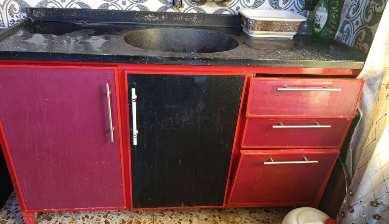 السلام عليكم يتوفر كاونتر متر ونص كربلاء طريق الحر فرع مطعم ابودنيا داخل الفرع بالاخير السعر 200الف الاتصال على***********
