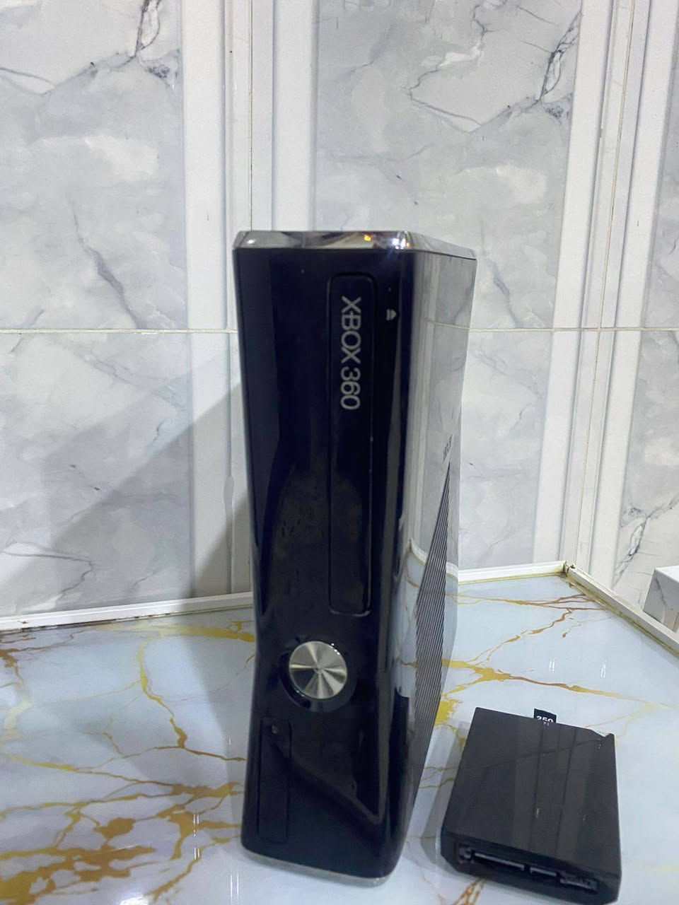 السلام عليكم 🤍
Xbox 360 للبيع
هارد مساحة 250 
الجهاز ما مفتوح نهائيا وما مستخدم قبلي فقط استخدام امريكي
بيه 33 لعبة 🎮
3 نسخ GTA (سان اندرياس،5،4)
العاب المغامرة(تومب رايدر، اساسن كريد نسختين ريزدنت ايفل ريفليشن، ماينكرافت) 
العاب الافلام والكارتون(وقت المغامرة تختيم، باتمان، مدغشقر 3 اجزاء) 🎥🎮
الجهاز نظيف جدا سعره 100 الف قفل بدون اليدة 
تريد وياه يدة جديدة بالباكيت غير مستعملة يصير 115 الف
تواصل ماسنجر وواتساب على الرقم ***********
عنواني السماوة
