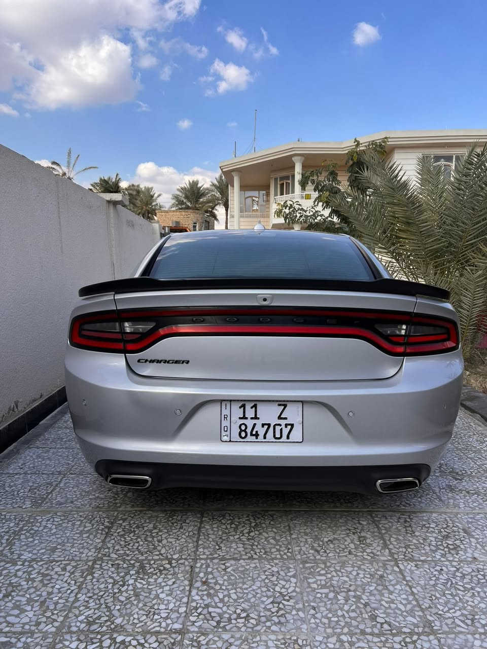 جارجر 2023
مواصفات 
شاشة كبير 
كشن حضن 
حساسات خلفية 
حادث شخط بالباب مال السايق و الخلفي 
***********
