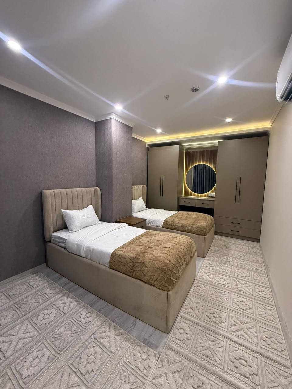 للإيجار أو للبيع
-شقة مؤثثة vip
-زيرو

في أربيل
مجمع واو تاورز

 مساحة 170م

يتكون من
- غرف نوم 3
-صالة 
- صحيات 2
- مطبخ
- طابق 11
- واجهة خارجي 
- 
- ⁠للأستفسار أكثر يمكنكم التواصل معنا عبر الواتس آب 
- ***********
- ⁠***********
