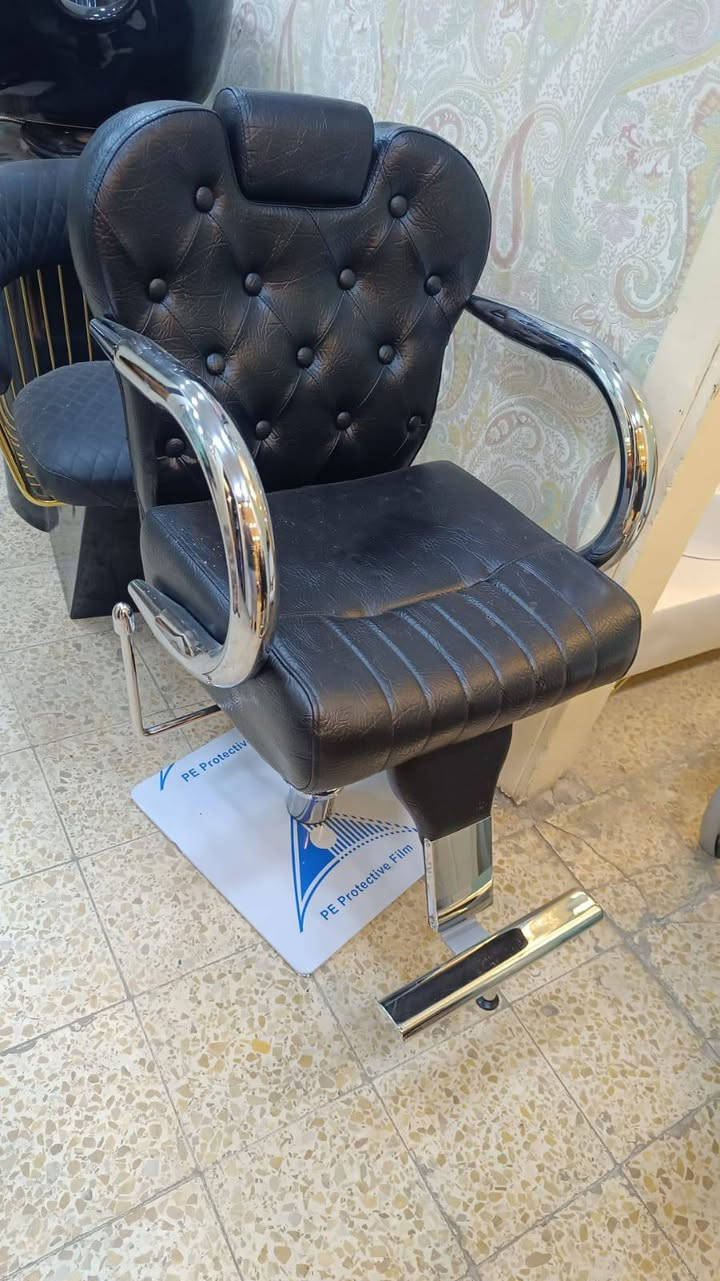 💈✂️ مجموعة كراسي الحلاقة الرجالي والنسائي متوفرة الآن 🤍
تصاميم عصرية + خامات قوية + راحة استثنائية للزبون.. كل هذا يخلي صالونك مميز عن غيره.
✔️ كراسي رجالي بستايل كلاسيك وفخم
✔️ كراسي نسائي أنيقة ومريحة بجلسات طويلة
استثمر براحة زبائنك وخلّي صالونك يحجي عن نفسه ✨
متوفر توصيل داخل العراق 🇮🇶 
للاستفسار و الحجز مراسلة الصفحة ✅ 
أو التواصل عبر الواتساب ***********

