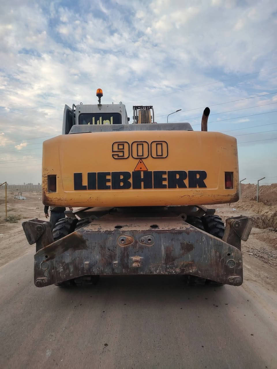 حفاره لبهير 900 للبيع موديل 2003 بم نوزل رقم كركوك حفاره جاهزه للشغل مكفول كفاله عام ***********
