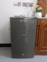 ثلاجه صغيرة • نظيفه جدا • الكلوب عاطل