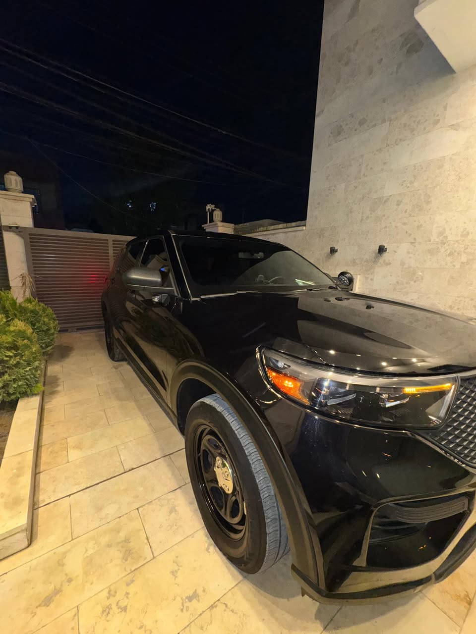 السلام عليكم.. 
فورد اكسبلورر ٢٠٢٢ فيدرالي تجي هيج بلادي بدون ملصقات 
 محرك ٦ سلندر ٣.٣ تنفس طبيعي
 مواصفات ستندر  ماشية ٤٩ الف
 حادثها خلفي جاملغ يسار خلفي و باب يسار خلفي و باب صندوق و بيها كلير باب امامي يمين
 بجم كبس ايرباك فقط بردة بدون دواخل
 كير محرك مكفول حدادية كاملة تايرات جديدة 
رقم بغداد باسمي 
مكان السيارة بغداد - العامرية 
السعر : ١٩٠$ و بيها مجال 
***********
