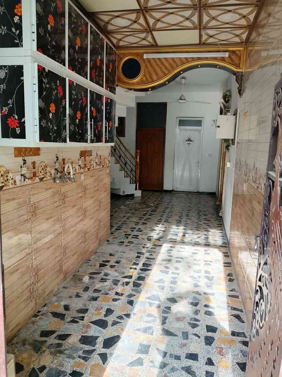 للبيع بيت 100 متر بمنطقة الشعب — مرتب وجاهز للسكن

📍 الموقع: الشعب، مقابل حسينية المصطفى، شارع 30
مطل على سوق الفورتات وقريب من ضامر أبو النشاية.

البيت يحتوي على:

- كراج سيارة
- خدمات خارجية
- غرفة خطار
- صالة
- مطبخ معزول
- غرفة نوم بالطابق الأرضي

الطابق الثاني:

- غرفتين نوم
- خدمات

الطابق الثالث:

- غرفة سندويج مخزن

البيت مرتب وتقسيمه مريح ومناسب للعائلة.

📞 للاستفسار: ***********
