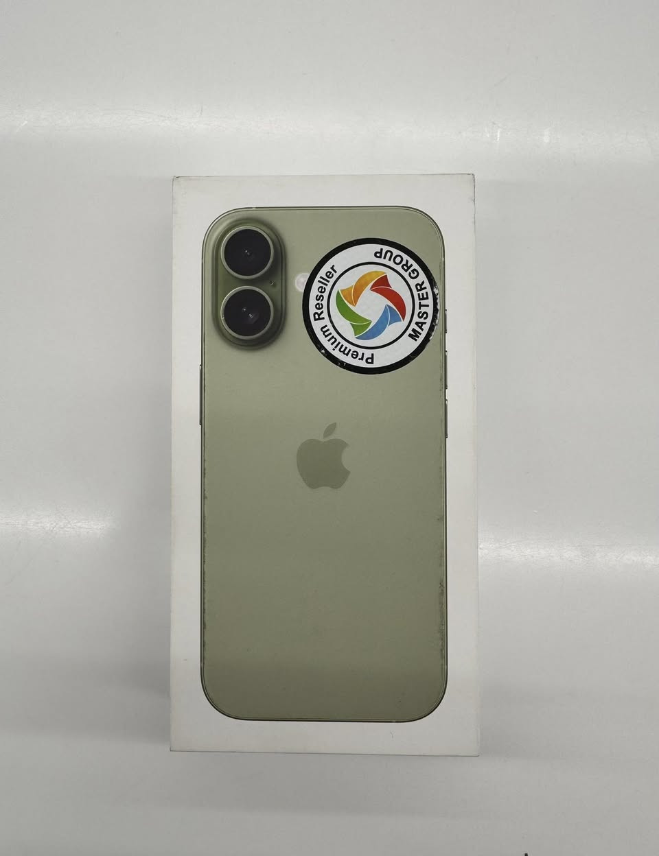 ايفون 17 عادي لون اخضر Sage النادر 
الجهاز ضمان ماستر سنتين نسخة العراق
الفاتورة موجودة من ماستر ستور
 يدعم الشريحة الفعلية والesim 
نظافة الجهاز 100% 
بطاريته 100%
كامل ويا كارتونته والكيبل الاصلي
كذلك كڤر سيليكون اصلي من اپل نفس اللون 
و كارتونته ايضًا ( الكڤر الاصلي سعره 75 الف ) 
السعر الكامل وية الكڤر مليون و 250 الف 
مكاني بغداد ***********
