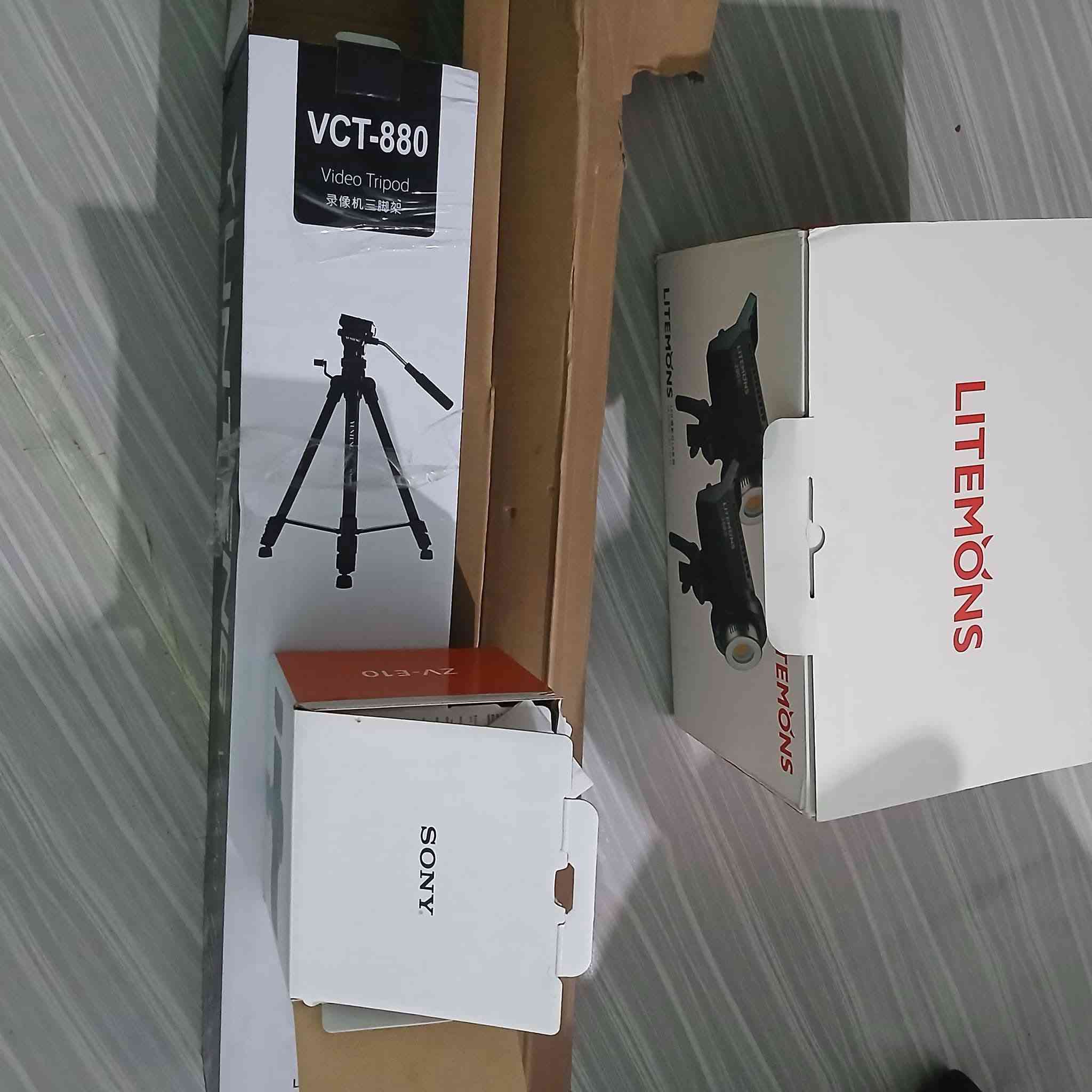 كاميرا  سوني ZV-E10  + معدات تصوير للبيع
كاميرا  سوني ZV-E10 
إضاءة Godox la150 bi
سوفت بوكس godox حجم 70
سوفت بوكس عادي حجم صغير مع ستاند
ستاند كاميرا هيدروليك 
ستاند إضاءة 
مايك Rode go ii

اغلب الكراتين متوفرة  اشتريتهن احلى اصنع محتوى لمحل و بعدها ابو المحل ماراد الشغل ،للعلم ابد ما استخدمتها و لا بيهن اي ضرر و تصوير قليل مامستخدمها هواي و المايك كذلك

اشتريتهن قبل سنتين تقريباً و مااعرف جكد يسون هسة ،اكتب السعر و ما نختلف ان شاء الله
للتواصل من خلال الواتس اب ***********
