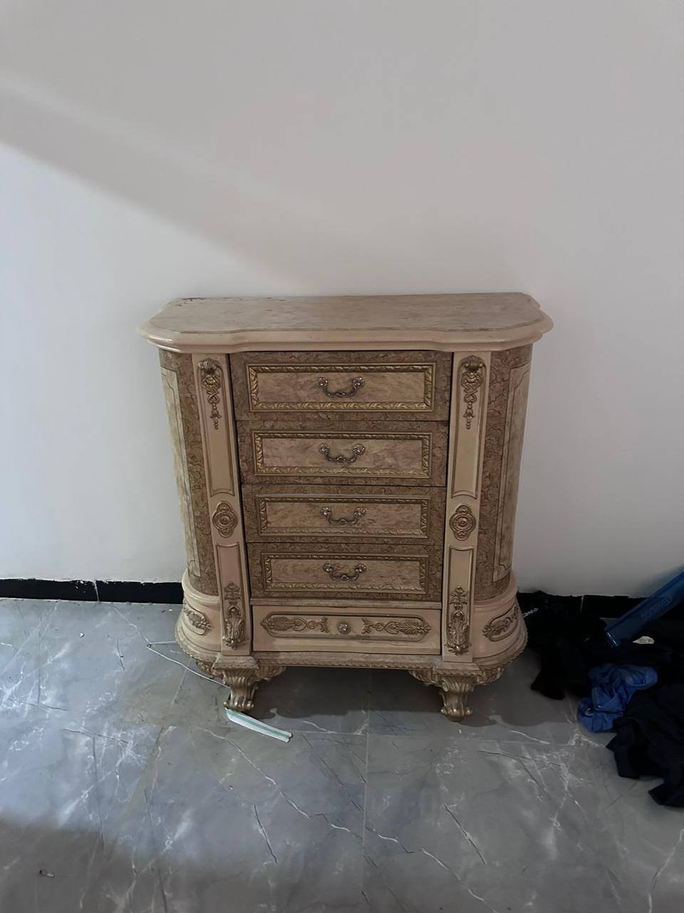 غرفت نوم للبيع ما بيها اي ضرر سعرها 600وبيها مجال
***********
