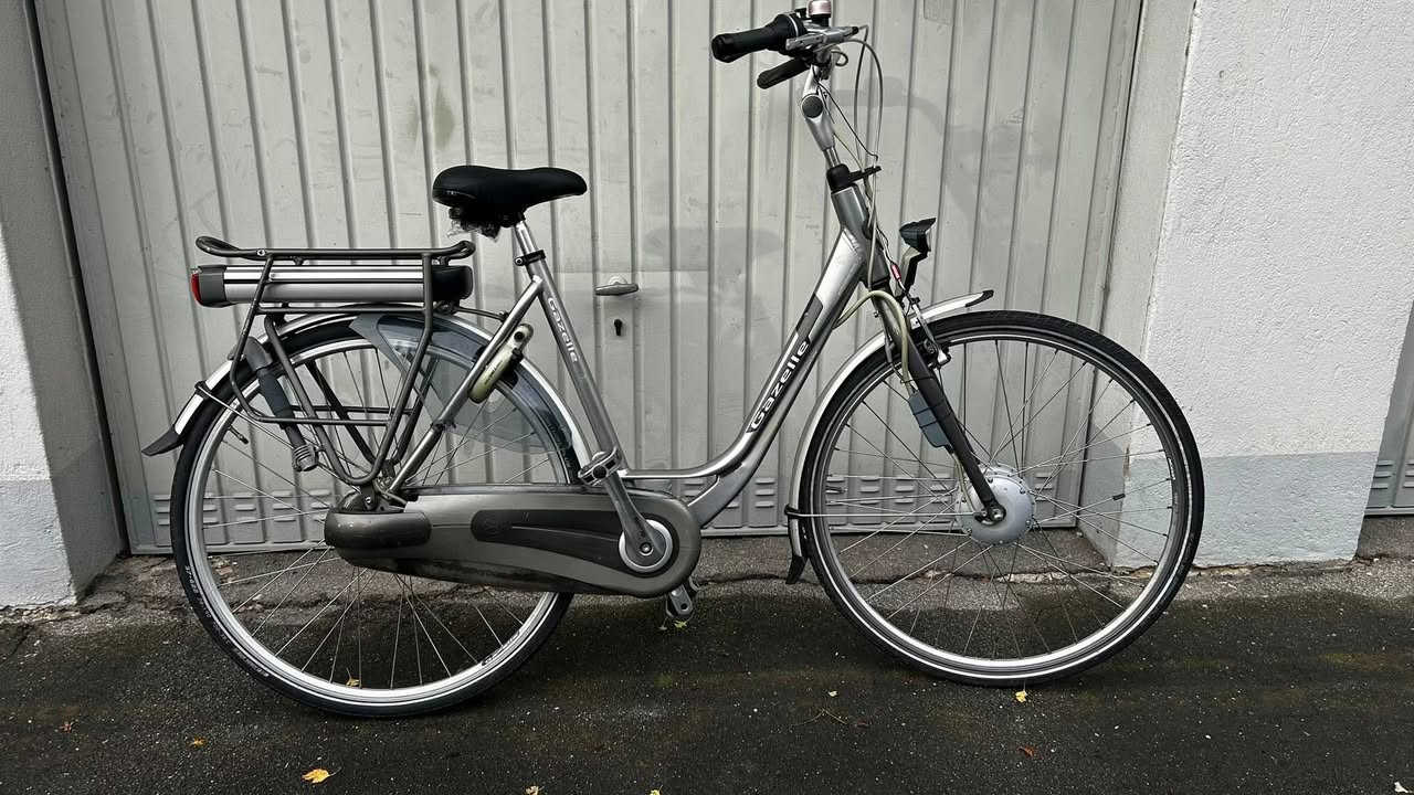 🚲 للبيع — دراجة كهربائية Gazelle أصلية هولندية 
دراجة كهربائية بحالة جيدة جدًا، مناسبة للتنقل اليومي داخل المدينة ومريحة بالقيادة.

🔹 ماركة: Gazelle الهولندية
🔹 محرك كهربائي أمامي مساعد
🔹 بطارية ليثيوم خلفية قابلة للازالة (مدى تقريبي 40–80 كم حسب الاستخدام)
🔹 قير داخلي Shimano Nexus (عدة سرعات)
🔹 عجلات 28 إنج الفرامل امامي اعتيادي وخلفي بالبايدر 
🔹 إنارة أمامية وخلفية
🔹 رف خلفي + واقيات طين
🔹 واقي سلسلة كامل + قفل مدمج
🔹 قيادة ناعمة ومريحة مناسبة للمسافات الطويلة وداخل المدينة

📌 الحالة: مستعملة نظيفة وتعمل بشكل جيد
💰 السعر: ___600 الف دينار سعر نهائي___
📍 الموقع: ____بغداد الاعظمية__
***********

للاستفسار أو المعاينة تواصل خاص.
