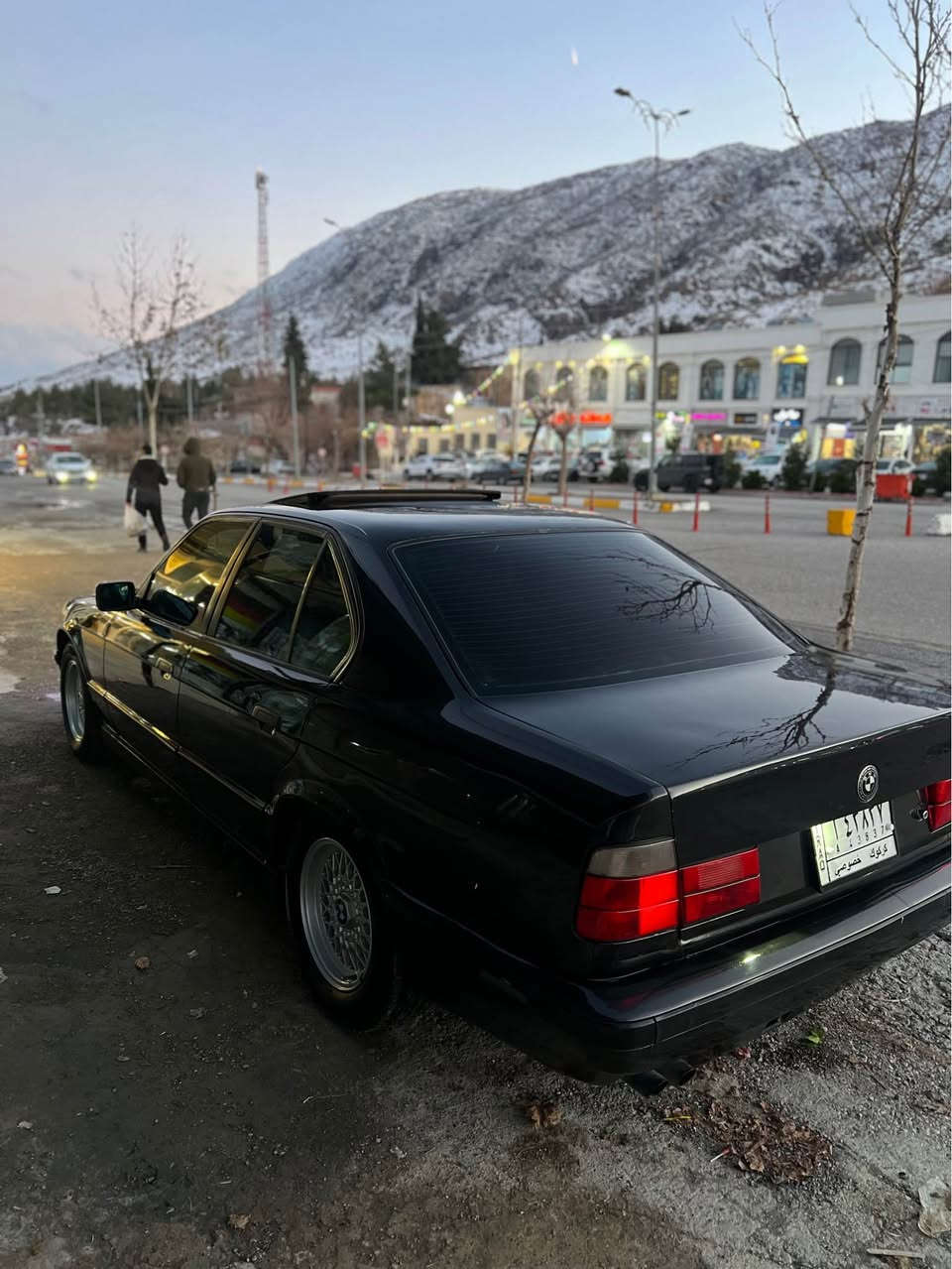 {بِسْمِ اللَّهِ الرَّحْمَنِ الرَّحِيمِ} 
بیئێم 535AI تۆماتیک مۆدیل ١٩٩٢ فول مواسەفات سلایت 
چوار جام کارەبا 
گوشین شامۆ 
پێش پان 
لایت ئەڵقە و زینۆن 
سوکان ڤۆلیۆم 
سوکان ئێرباگ 
پەردەی دواوە بیلادی 
تەبردی سارد گەرم بە شەرت لەسەر سویج
تازە کورەی بۆ کراوە لەسەر ساغە 
تایەو ویلی حەسیری لۆکی لە ژێرە 
گێر و مەکینەی بە شەرتی ١٠٠ فیتەر 
هەموو گیانی لەسەر بیلادی ماوەتەوە 
گڵۆپێک نەقسی نیە 
بێ لێدران تەنها جەمپێکی دواوەی هەیە بێ ناو گرتن 
ڕەقەم کەرکووک بە شەرتی بەناو کردن  پاکانەشی بۆ کراوە غڕامەش بە شەرت 
سعریشی ٦٢ گەڵاو کەمێک مەجال 
شوێن شەقڵاوە 
ژ.م***********
ژ.م*********** شقلاوة, أربيل
