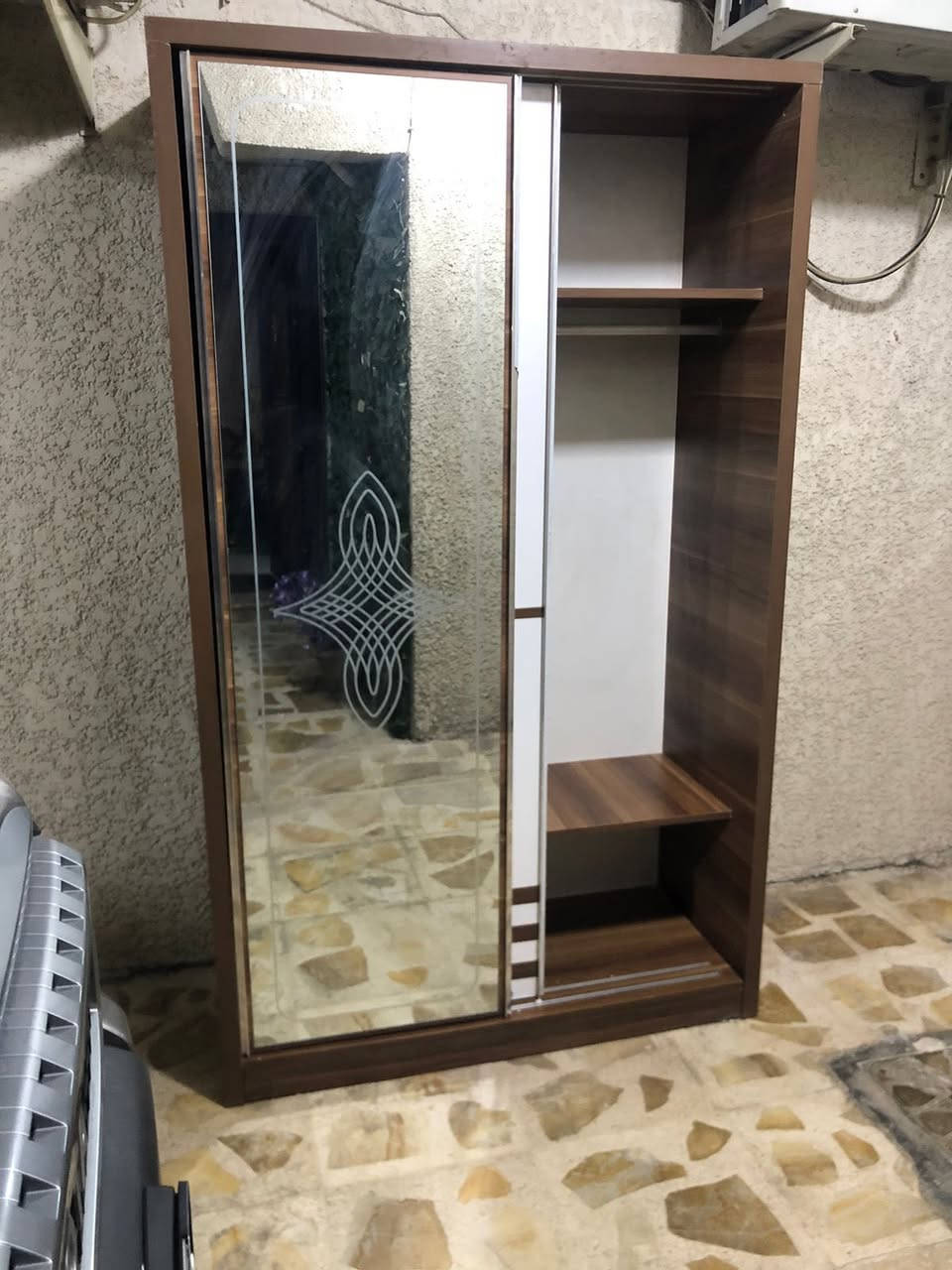 كنتور خشب اصلي حقيقي درجة اولى اخو الجديد نظافة ١٠٠٪؜ السعر 190 الف بغداد اليرموك ***********
