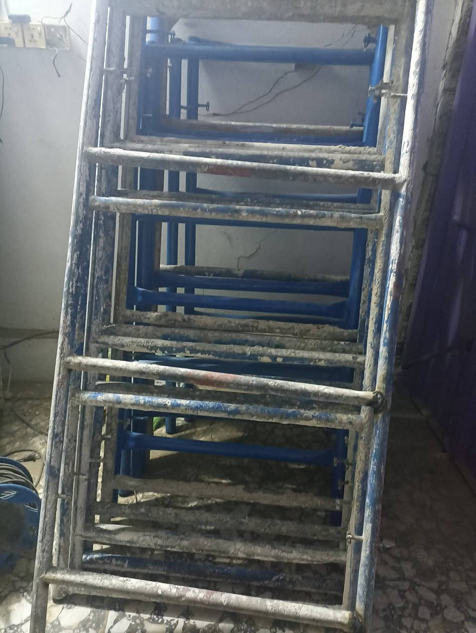 سكلات للبيع عدد7خمس سكلات ارتفاع مترين في 90وثنين سكلات متروسبعين ارتفاع في 90عرض العنوان الديوانيه قضاء المهناويه سعرالسكله 65بيهن مجال بصيط ينباعن كلهن ماابيع مفرد***********
