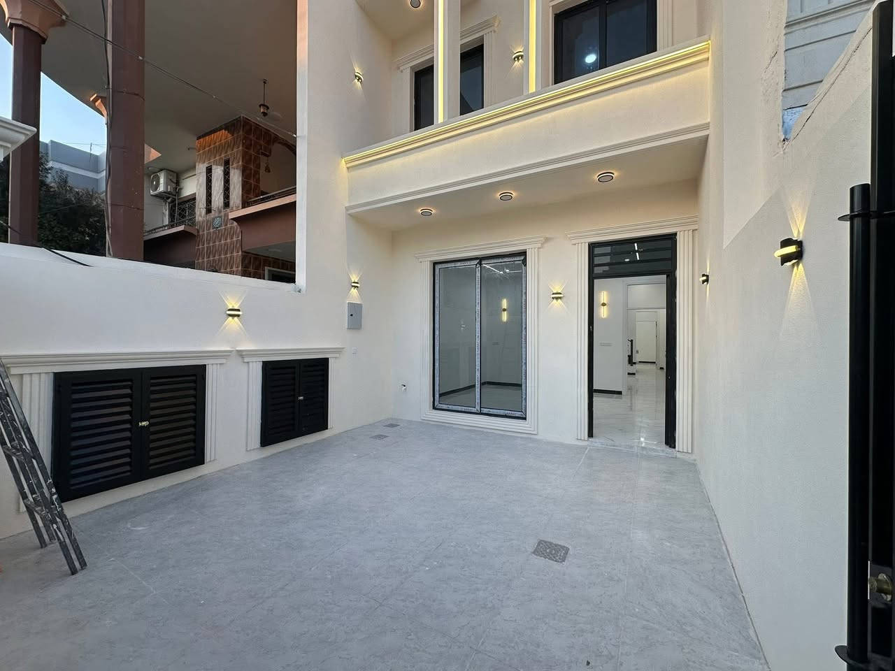 دار للبيع 100 متر طابقين بناء حديث صفر طابو ملك صرف يحتوي على 3 غرف نوم ويطل على شارع 20 متر عريض موقع مميز في الاسرى والمفقودين خلف جامع حق المبين 
***********
