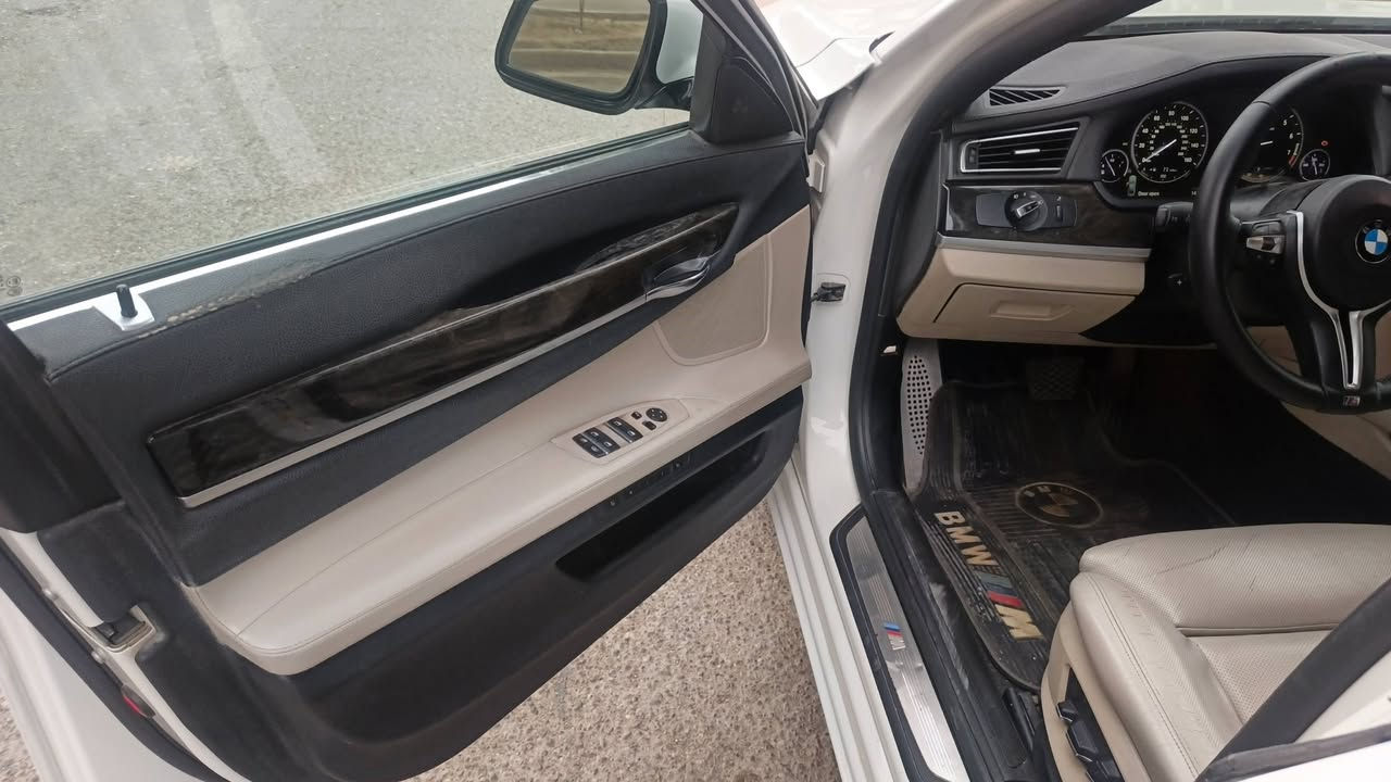 BMW 750il
m power 2012 نوزل قصير المرغوب للبيع او المراوس 
بدون حادث بيه رش ٤ قطع السيارة خير من الله جاهزه من كل النواحي عنوان السيدية اول معارض البياع ***********
