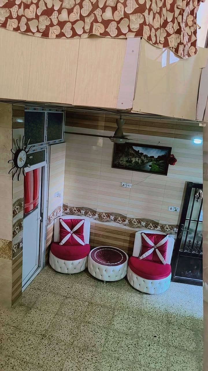 #بيت #للبيع أو #الإيجار 
#بدون #أثاث 
كربلاء المقدسه قرب قنطرة السلام 
قريب الإمام كيلوين تقريبآ #يصلح دار استراحه او حسينيه 
#عامود ٧٥ ...
البيت ركن ... عرض الشارع تقريبآ ٧ أمتار 
#طابو زراعي #سند ٢٥ ... تحويل مباشر بالمحكمه مع صاحب الأرض الأصلي ...#البيت #طابق #ونص 
#يتكون البيت من غرفة نوم واحده + مطبخ + صاله + أستقبال خارجي + صحيات خارجيه تكرمون + صحيات داخليه تكرمون+
طلعه (طارمه) صغيره ...

#البناء بلوك + مسلح + الأرضيه كاشي + الجدار سيراميك + سقوف ثانويه ...

البيت جاهز للسكن ...

مع البيت تانكي مي + سخان + خط مولد مع الجوزه فقط تدفع أشتراك


**إذا كنت صاحب هذا الإعلان وتريد حذفه لأي سبب، رجاءا أرسل رسالة إلى الدعم الفني**