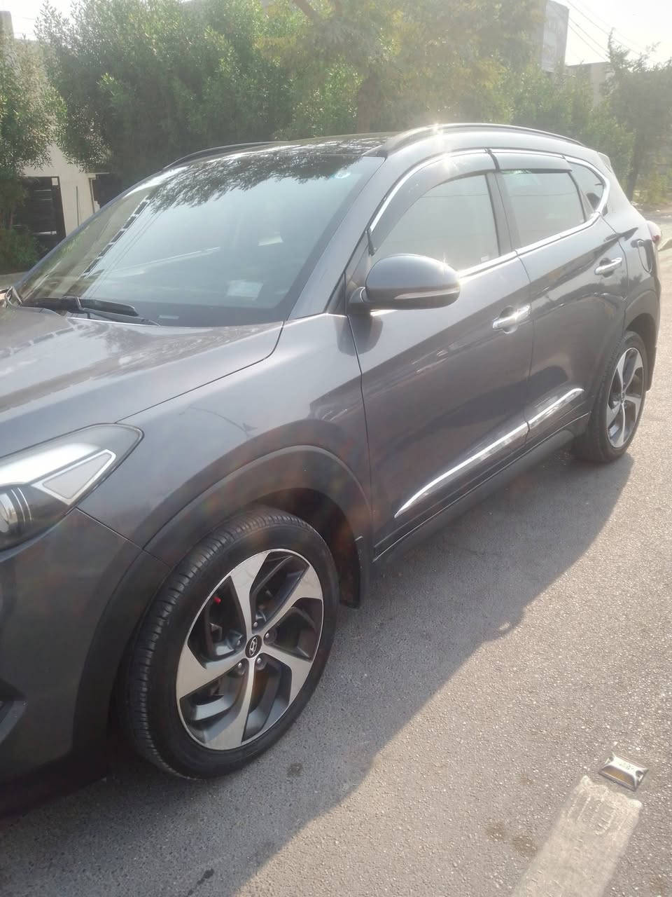 توسان خليجي موديل 2017 بانوراما سلايد محرك 2000 دوش بيها صبغ صفحة السايق بدون دواخل  كير محرك صدر تخم تأير تبريد تدفئ شاشة تاب كامرة مرئي شفط ترحيب السعر(145) مكان سيارة بغداد حي العامل  الاتصال ***********
