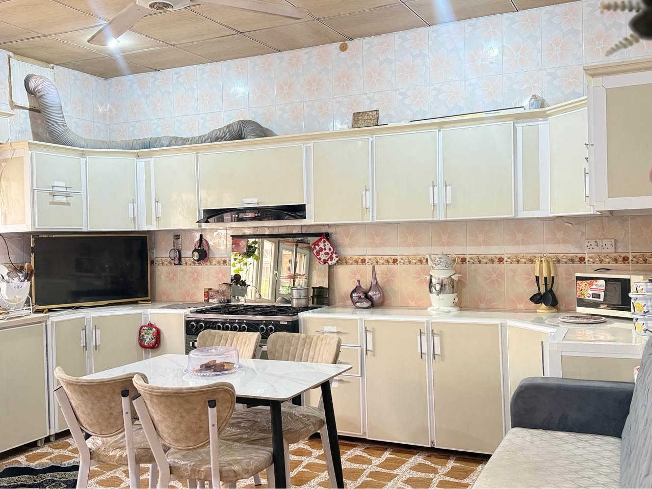 دار للبيع 240م واجهة ١٢، طول٢٠ طابقين 
داخل بيت ٢غرف نوم .اغرف استقبال ١كليدور، ١هول استقبال.مطبخ مساحه كبير، هول ويا صحيات بيها حوش خارجي 
كراج سياره حديقه 
أما فوق 
١غرف نوم ١هول صحيات
*********** كركوك, العراق
