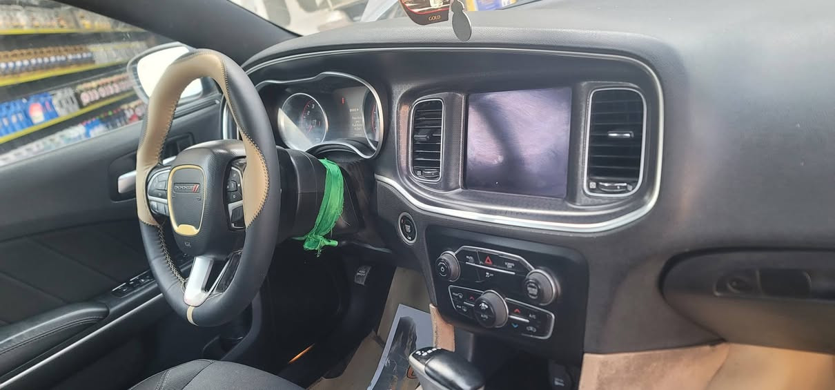 جارجر 2017 عليها منظومة غاز
بيها شخط على طول السيارة ومرشوش 
***********
