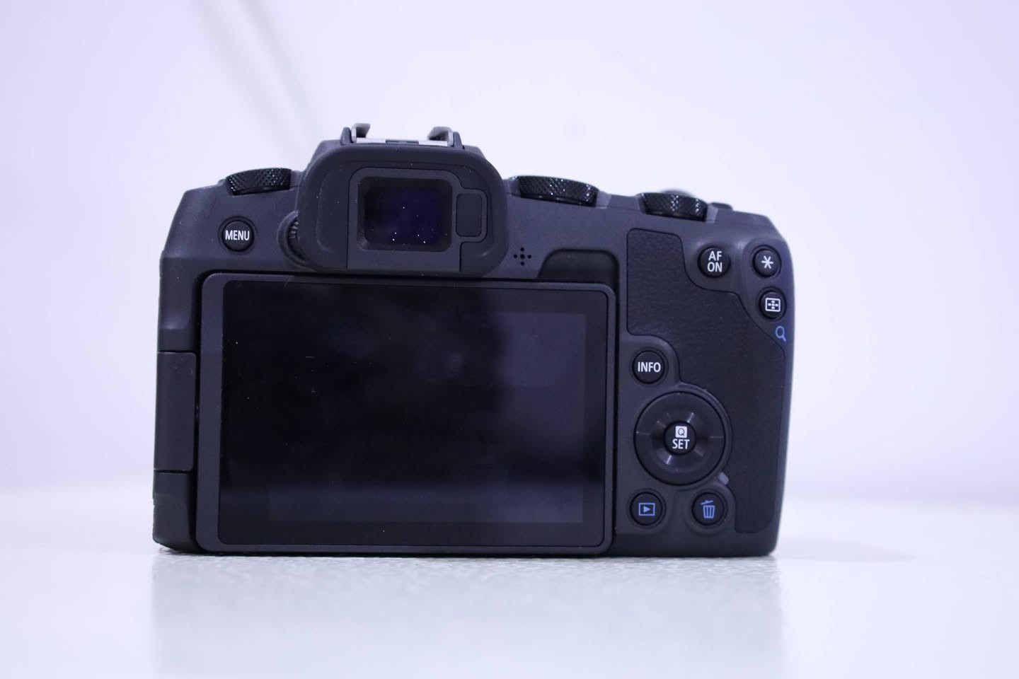 📸 Canon EOS RP Mirrorless + RF 50 mm f1.8 STM
كاميرا ميرورلس Full-Frame خفيفة وقوية، مثالية للتصوير الاحترافي وصناعة المحتوى 🎥

✨ المميزات:

• مستشعر Full-Frame يمنحك جودة صورة عالية وتفاصيل دقيقة

• تصميم خفيف وسهل الحمل للسفر والتصوير اليومي

• تركيز تلقائي سريع ودقيق بميزة تتبع الوجه والعين

• تصوير فيديو 4K بجودة ممتازة

• عدسة RF 50 mm متعددة الاستخدام (تصوير عام – بورتريه – سفر)

• أداء ممتاز في الإضاءة الضعيفة

🎯 خيار رائع للباحثين عن جودة Canon بسعر عملي

الكاميرا جديد كارتون مستخدم مرتين فقط 

- السعر 1,250,000 مليون و 250 ألف 

  

‎للأستفسار الاتصال على

 ***********

***********

‎🚖 توصيل لكافة المحافظات🚖 

‎
