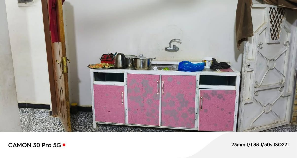 بيت  زراعي للبيع 500 متر بناء 200 وبستان 300  متر يحتوي على 15 نخله يحتوي على 3 غرفة نوم ديوانيه صاله كبيره هول مطبخ حمامات داخلي وخارجي صطح شتايكر البيت عكاده  البناء طابوق فقط العنوان خلف مستشفى التركي قرب مدرسة إبراهيم الخليل،، خدمات متوفره السعر 125 مليون للاستفسار *********** او *********** مكتب الكنز للعقار شارع السايدين للمستشفئ التركي
