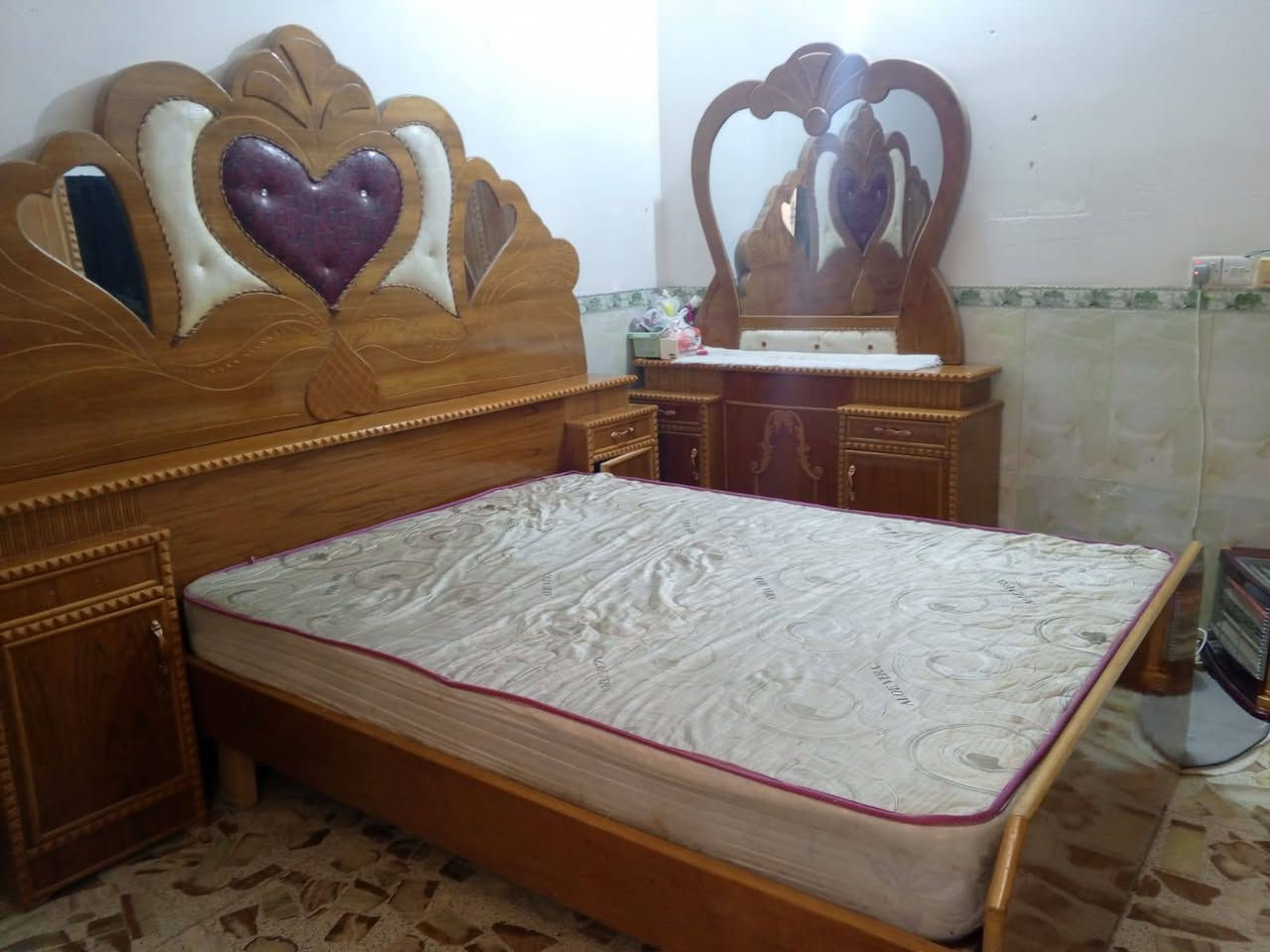 سلام عليكم  غرفة اخشاب تسكام ماعده الكنتور للبيع السعر ٤٠٠ مراسله واتسباب ***********
