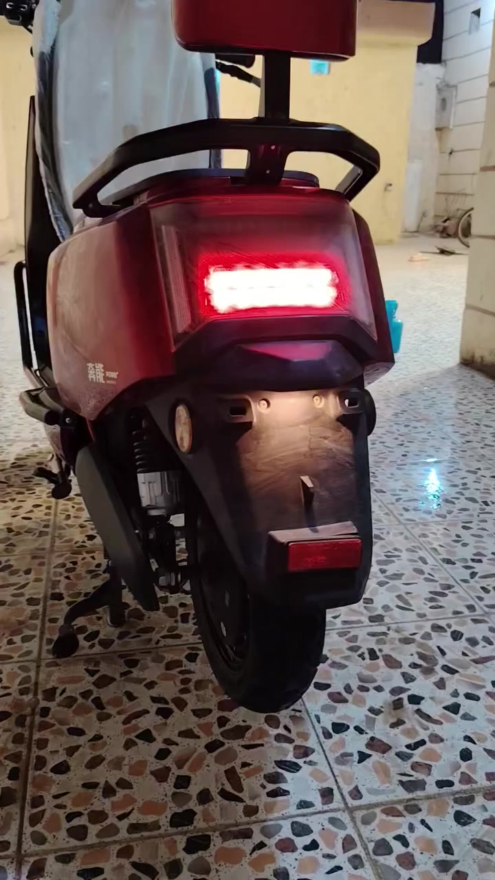 سلام عليكم دراجه شحن للبيع دراجه توها طالعه من المعرض دراجه 6 بطاريات دبل نضافه فول فول كفاله عامه دراجه سرعتها 65 حقيقيه وسعره خاص مفتوح او *********** وبيه خير ويدلل
