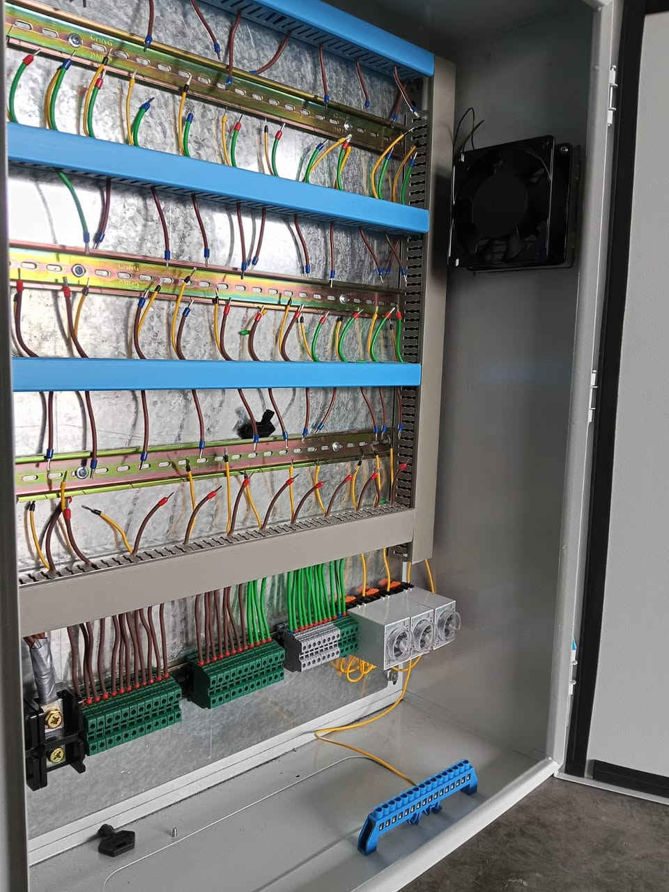 من ورشة ويف WAVE الهندسية
كابينة خطوط اشتراكات المولدة
يحتوي على فان تهوية  وتايمرات حيث يكون التحميل على الفيزات على التوالي ويكون واير التغذية 2.5 ملم و واير المشترك 2.5 ملم والبارد 1.5 ملم نحاس اردني الصنع ستاندرد اصلي
سعر البورد 22 خط صندوق حديد مغلون قياس 50*60 =  160  الف
سعر البورد 36 خط صندوق حديد مغلون قياس 60*80 = 225 الف
سعر البورد 52 خط صندوق حديد مغلون قياس 80*100= 325 الف
سعر البورد 75 خط صندوق حديد مغلون قياس 120*100 = 480 الف
 
مستعدون  لعمل اي كابينة خارجية  وحسب الطلب مع اعطائنا التفاصيل لكي يتم حساب التكلفة بشكل دقيق  
 
يوجد توصيل الى كافة محافظات العراق
يصل الطلب إلى بغداد خلال 24 ساعة
والى باقي المحافظات خلال 72 ساعة
سعر التوصيل إلى كافة المحافظات 10 الف دينار
 
تصميم وعمل المهندس محمد يوسف
للطلب والاستفسار يرجى الاتصال على الارقام التالية
واتساب و فايبر  
***********
***********
