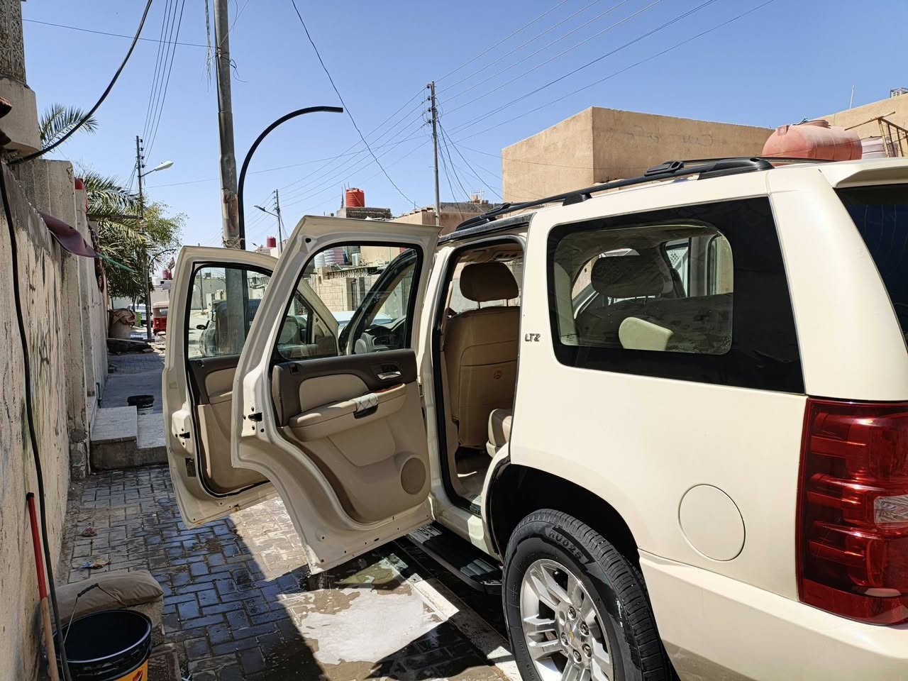 من رخصه الادمن تاهوموديل 13مصبوغه عام بدون اي حادث السياره جاهزه حداديه تخم تايرتبريدخيرمن الله دواخل نضيفه فول مواصفات***********
